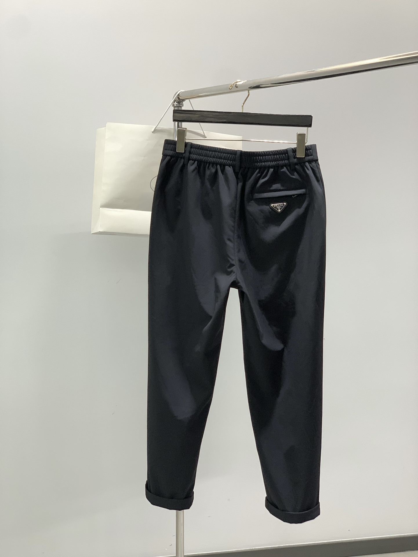 ，PRADA 普拉达，2025冬季最新品，专柜同步有售，时尚休闲➕绒长裤，进口原版面料，做工极为复杂，唯