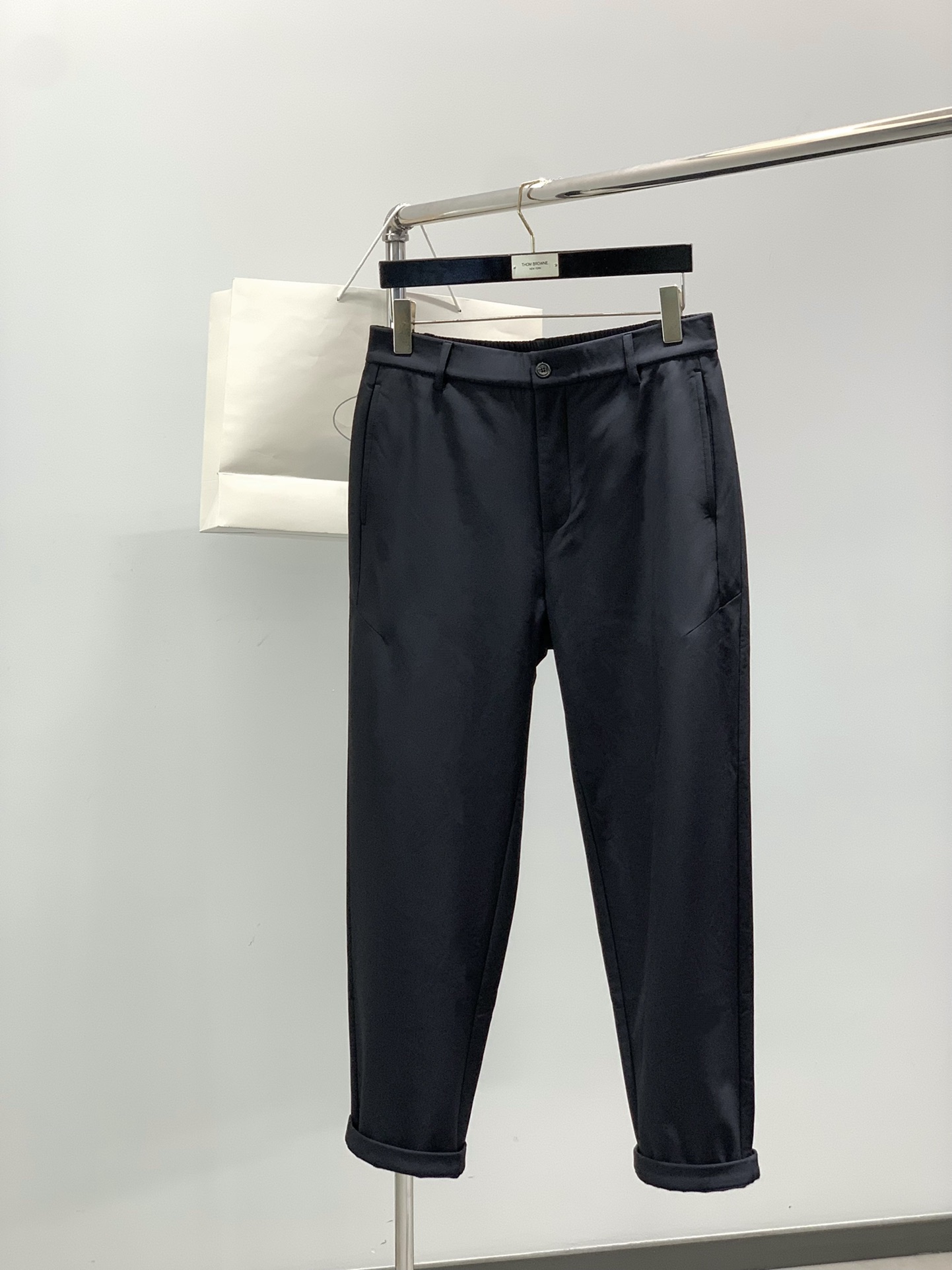 NO:546106,,PRADA Prada, the latest winter products in 2025, available at the same time for counters, fashionable casual velvet trousers, imported original fabrics, extremely complex workmanship, the only channel that can be used as a purchasing agent level, top-level glue printing craft letter pattern logo, original hardware and auxiliary materials decoration, extremely high grade, comfortable and versatile, handsome and stylish upper body, code M-3XL,,prada,prada,alexander wang19860909,PRADA 普拉达,2025冬季最新品,专柜同步有售,时尚休闲绒长裤,进口原版面料,做工极为复杂,唯一可以做代购级别的渠道狠货,顶级印胶工艺字母图案logo,原版五金辅料装饰,档次极高,舒适百搭,上身帅气有型,码数M-3XL,,prada,prada,alexander wang,Men's clothing