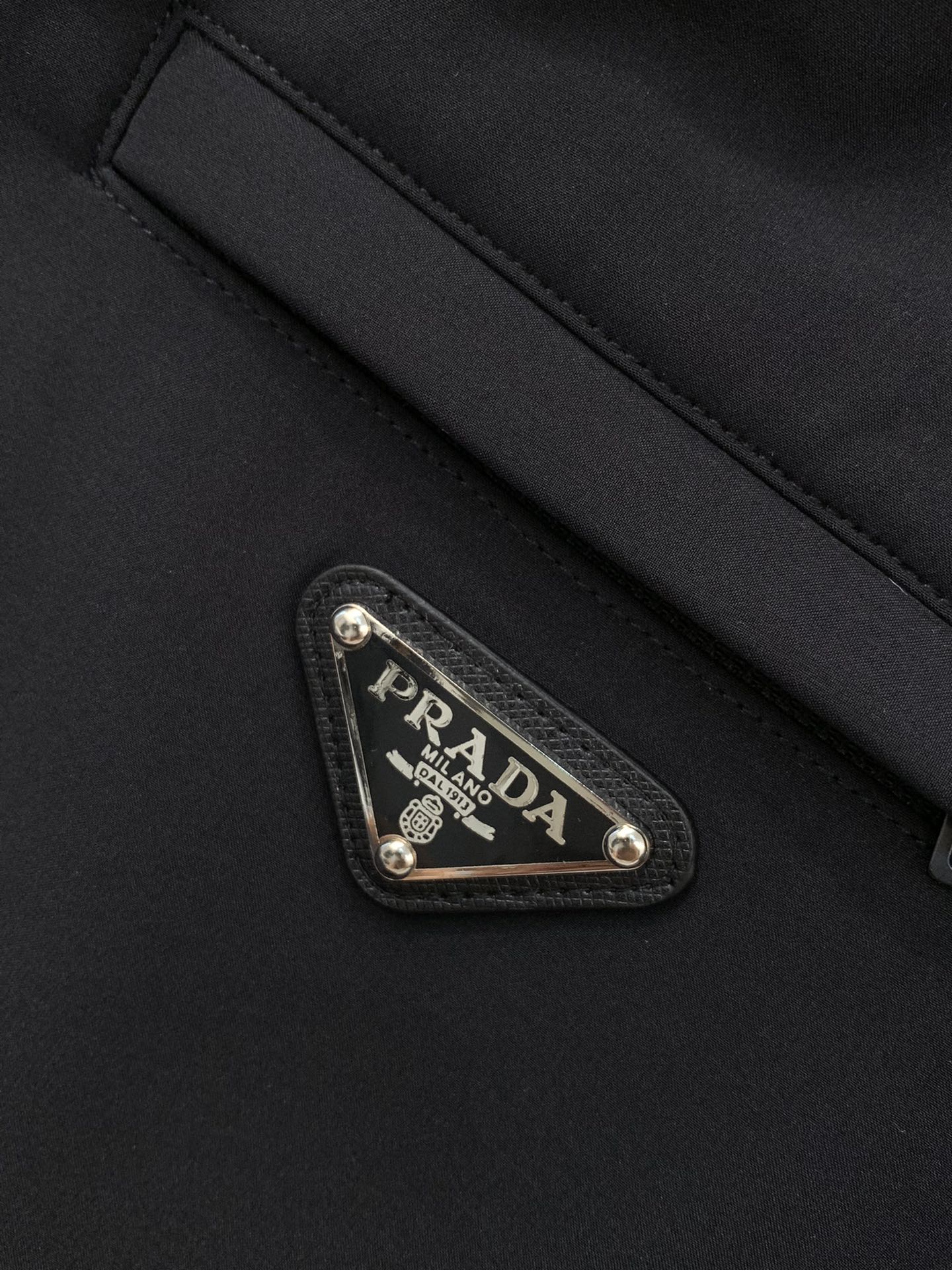 ，PRADA 普拉达，2025冬季最新品，专柜同步有售，时尚休闲➕绒长裤，进口原版面料，做工极为复杂，唯
