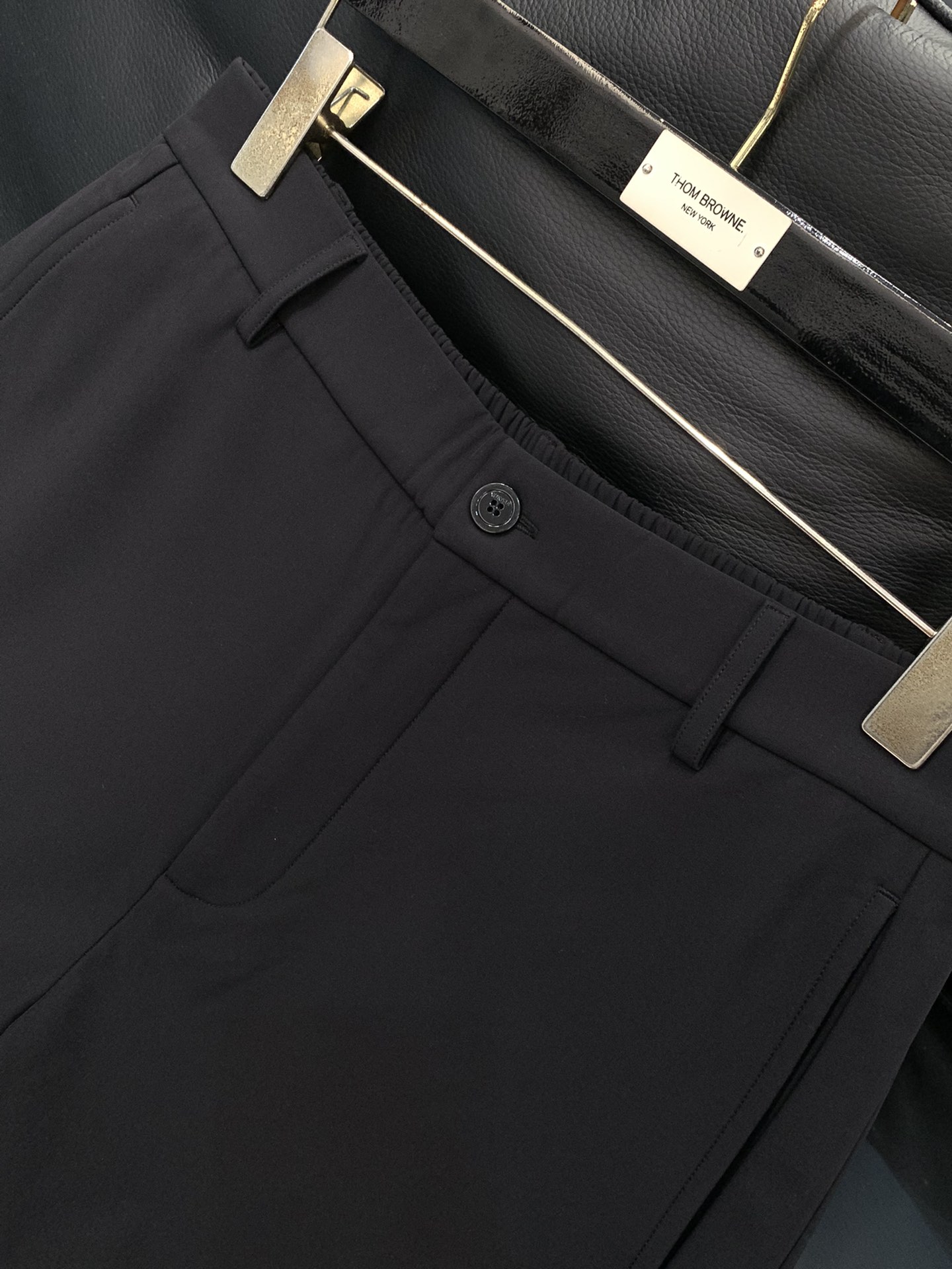 ，PRADA 普拉达，2025冬季最新品，专柜同步有售，时尚休闲➕绒长裤，进口原版面料，做工极为复杂，唯