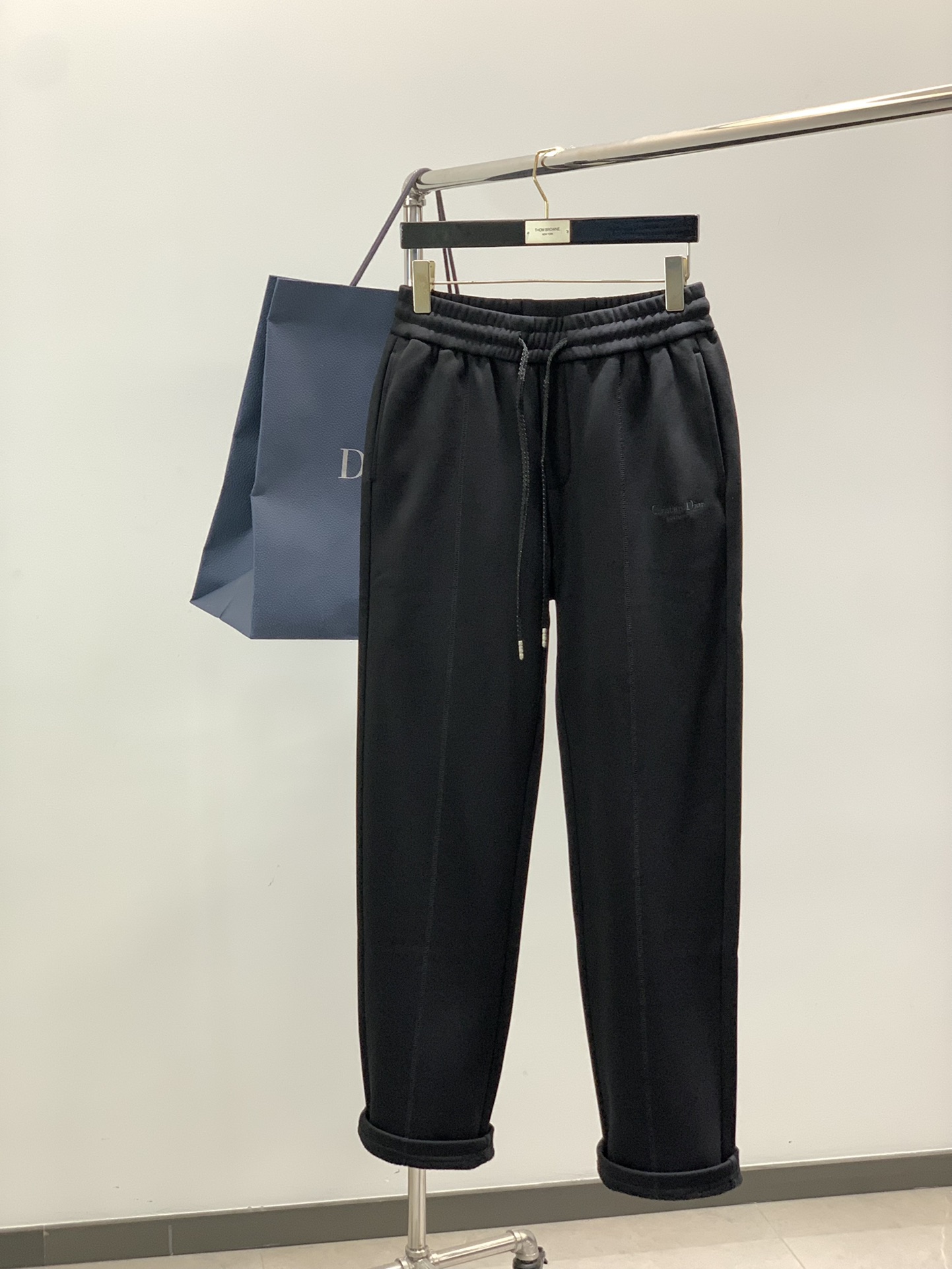 NO:546075,,Dior Dior, 2025 new winter products, available at the same time for counters, simple and fashionable velvet casual pants, original imported fabric, comfortable and breathable, top-grade embroidery craft letter pattern decoration logo, original hardware and auxiliary decoration, extremely high-end, unique design, fashionable and handsome on the upper body!  Code number M-3XL, dior, dior, alexander wang19860909,Dior 迪奥, 2025冬季新品,专柜同步有售,简约时尚绒休闲裤,原版进口面料,舒适透气,顶级刺绣工艺字母图案装饰logo,原版五金辅料装饰,档次极高,独特设计,上身时尚帅气！码数M-3XL,,dior,dior,alexander wang,Men's clothing