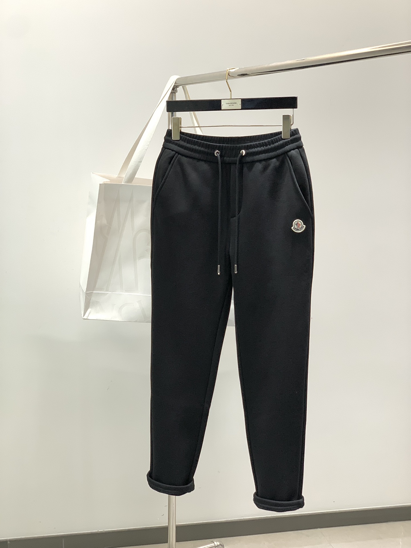 NO:546123,,Moncler mask, the latest winter products in 2025, special counters are available at the same time, original singles, fashionable casual velvet trousers, imported original fabric, top-grade embroidery craft letter pattern logo, original hardware and auxiliary decoration, simple but not lacking in fashion, fashionable and handsome upper body, code M-3XL, Moncler, alexander wang19860909,Moncler 蒙口,2025冬季最新品,专柜同步有售,原单狠货,时尚休闲绒长裤,采用进口原版面料,顶级刺绣工艺字母图案logo,原版五金辅料装饰,简单而不失时尚,上身时尚帅气,码数M-3XL,,Moncler,alexander wang,Men's clothing