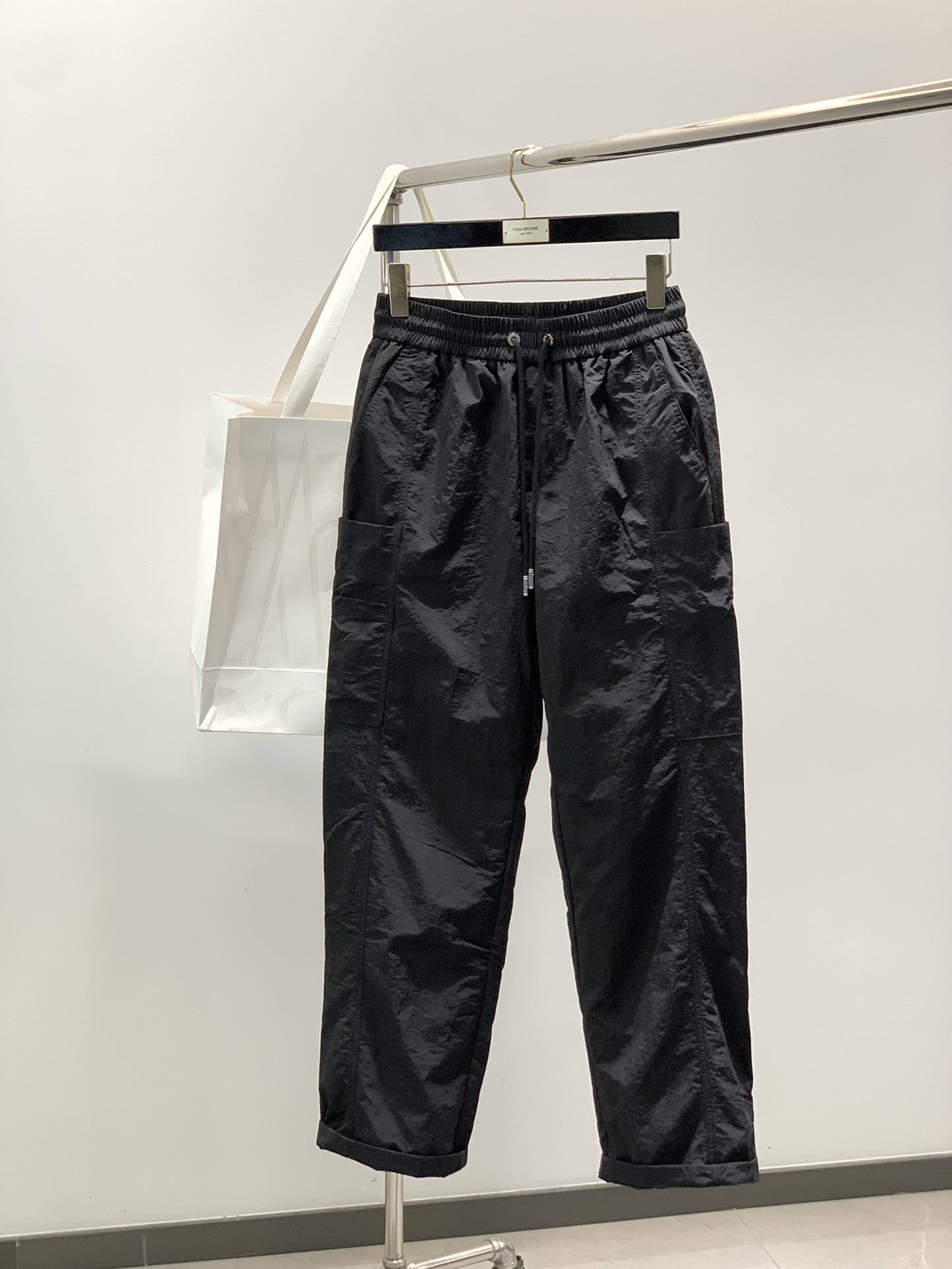 NO:546121,,Moncler mask, the latest product in 2025 winter, special counters are available at the same time, original single goods, fashionable casual velvet double-layer trousers, imported original fabric, top-grade embroidery craft letter pattern logo, original hardware and auxiliary decoration, simple but not lacking in fashion, fashionable and handsome upper body, code M-3XL, Moncler, alexander wang19860909,Moncler 蒙口,2025冬季最新品,专柜同步有售,原单狠货,时尚休闲绒双层长裤,采用进口原版面料,顶级刺绣工艺字母图案logo,原版五金辅料装饰,简单而不失时尚,上身时尚帅气,码数M-3XL,,Moncler,alexander wang,Men's clothing