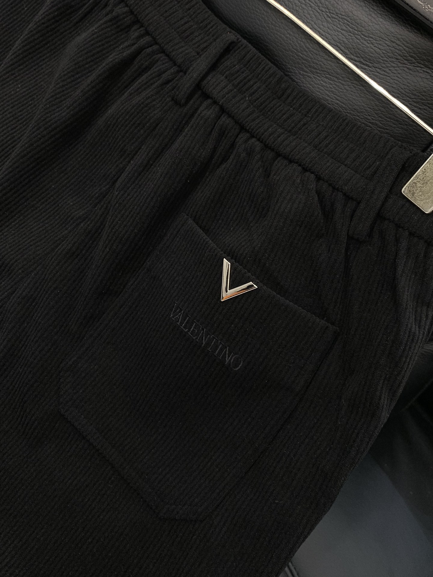 ，Valentino 华伦天奴，2025秋冬新品，专柜同步有售，原单狠货，时尚休闲裤，采用进口120支欧