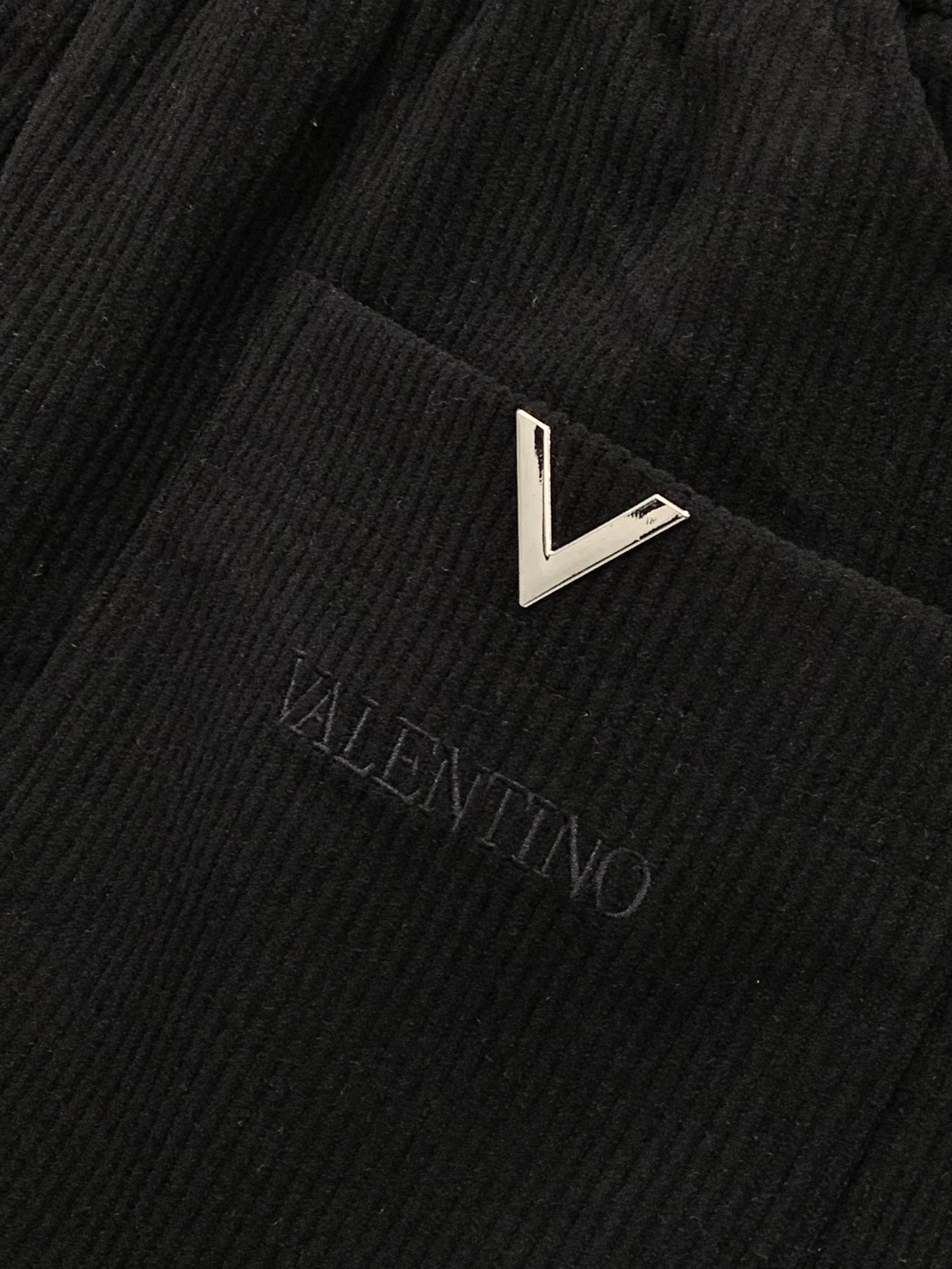 ，Valentino 华伦天奴，2025秋冬新品，专柜同步有售，原单狠货，时尚休闲裤，采用进口120支欧