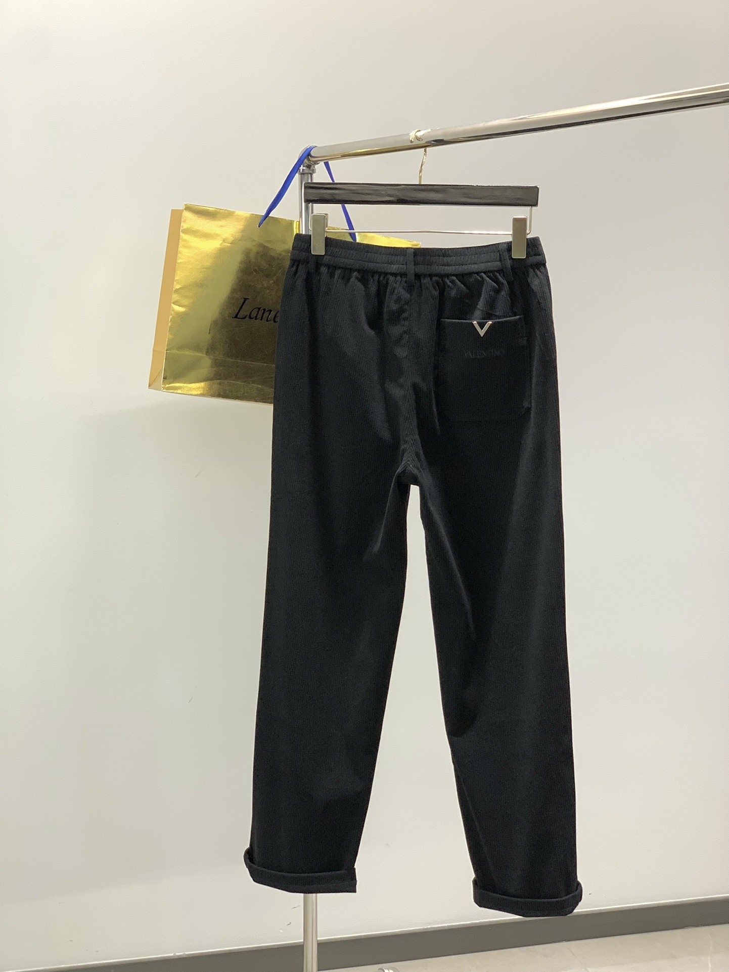 ，Valentino 华伦天奴，2025秋冬新品，专柜同步有售，原单狠货，时尚休闲裤，采用进口120支欧