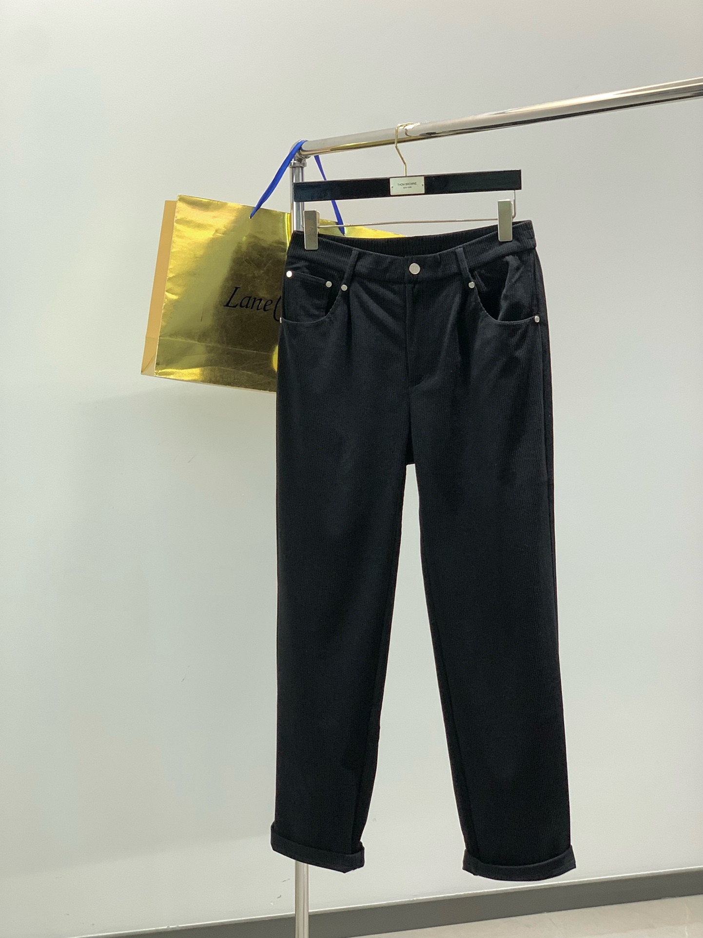 NO:546097,,Valentino Valentino, 2025 autumn and winter new products, special counters are available at the same time, original singles, fashionable casual pants, imported 120 imported European cotton breathable fabric, top-grade embroidery craft letter pattern logo, unique design, comfortable upper body, original hardware accessories, exquisite craftsmanship, handsome upper body, M-3XL, valentino, valentino, alexander wang19860909,Valentino 华伦天奴,2025秋冬新品,专柜同步有售,原单狠货,时尚休闲裤,采用进口120支欧棉透气面料,顶级刺绣工艺字母图案logo,独特设计,上身舒适,原版五金辅料,工艺精湛,上身帅到爆,码数M-3XL,,valentino,valentino,alexander wang,Men's clothing