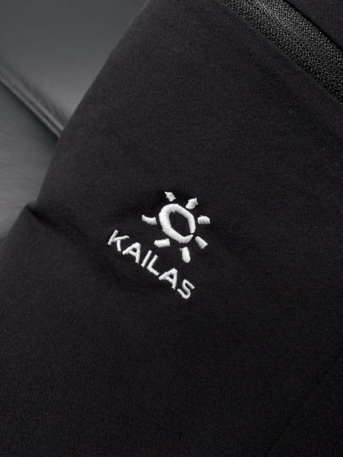 ，KAILAS 凯乐石，2025秋季新款，时尚休闲裤，专柜同步有售，原单狠货，顶级刺绣🪡工艺字母图案装饰