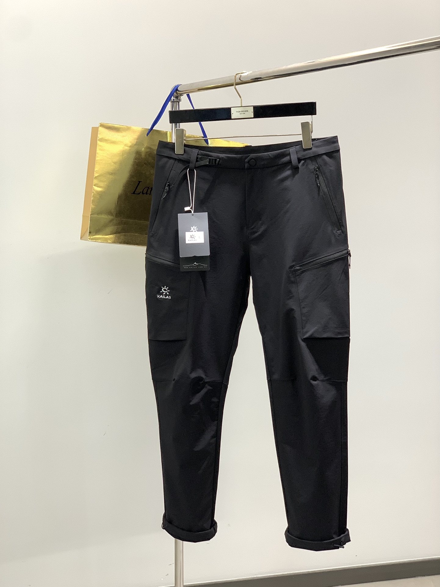 NO:546069,,KAILAS Kaileshi, 2025 autumn new style, fashionable casual pants, special counters are available at the same time, original singles, top-grade embroidery craft letter pattern decoration logo, original hardware and auxiliary materials decoration, extremely high grade, fashionable and stylish upper body, complete three standards, must-have items for trendy people, code number M-3XL, alexander wang19860909,KAILAS 凯乐石,2025秋季新款,时尚休闲裤,专柜同步有售,原单狠货,顶级刺绣工艺字母图案装饰logo,原版五金辅料装饰,档次极高,上身时尚有型,三标齐全,潮人必备单品,码数M-3XL,,alexander wang,Men's clothing