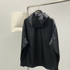 ,普拉达 最新 三角标连帽外套 外贸工厂代工。基础款原版面料,舒适,,上身很棒!建议干洗,忌重度揉搓,长 ,普拉达 最新 三角标连帽外套 外贸工厂代工。基础款原版面料,舒适,,上身很棒!建议干洗,忌重度揉搓,长