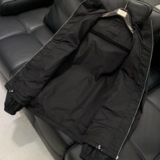 ,普拉达 最新 三角标连帽外套 外贸工厂代工。基础款原版面料,舒适,,上身很棒!建议干洗,忌重度揉搓,长 ,普拉达 最新 三角标连帽外套 外贸工厂代工。基础款原版面料,舒适,,上身很棒!建议干洗,忌重度揉搓,长