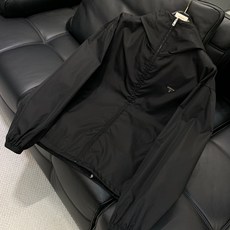 ,普拉达 最新 三角标连帽外套 外贸工厂代工。基础款原版面料,舒适,,上身很棒!建议干洗,忌重度揉搓,长 ,普拉达 最新 三角标连帽外套 外贸工厂代工。基础款原版面料,舒适,,上身很棒!建议干洗,忌重度揉搓,长