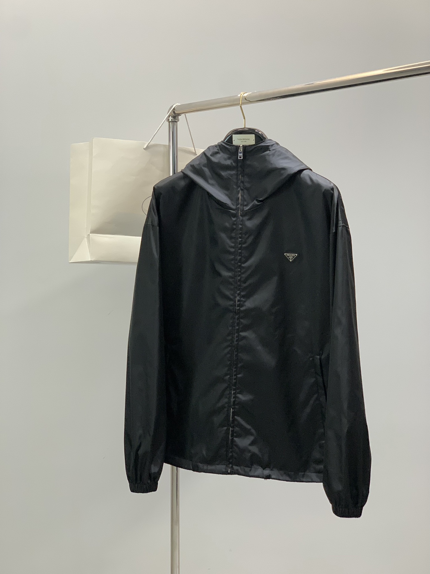 NO:546062,,Prada's latest triangular hooded jacket, foreign trade factory OEM. Basic original fabric, comfortable, and great upper body!  It is recommended to dry cleaning, avoid heavy rubbing, and soak for a long time Size S M L Size: S M L Bust: 133 137141 Shoulder width: 53.555 56.5 Clothes length: 717375,,prada,jackets & coats,hats,alexander wang19860909,普拉达 最新 三角标连帽外套 外贸工厂代工.基础款原版面料,舒适,,上身很棒！ 建议干洗,忌重度揉搓,长时间浸泡 尺码S M L 尺码:S M L 胸围:133 137141 肩宽:53.555 56.5 衣长:717375,,prada,jackets & coats,hats,alexander wang,Men's clothing