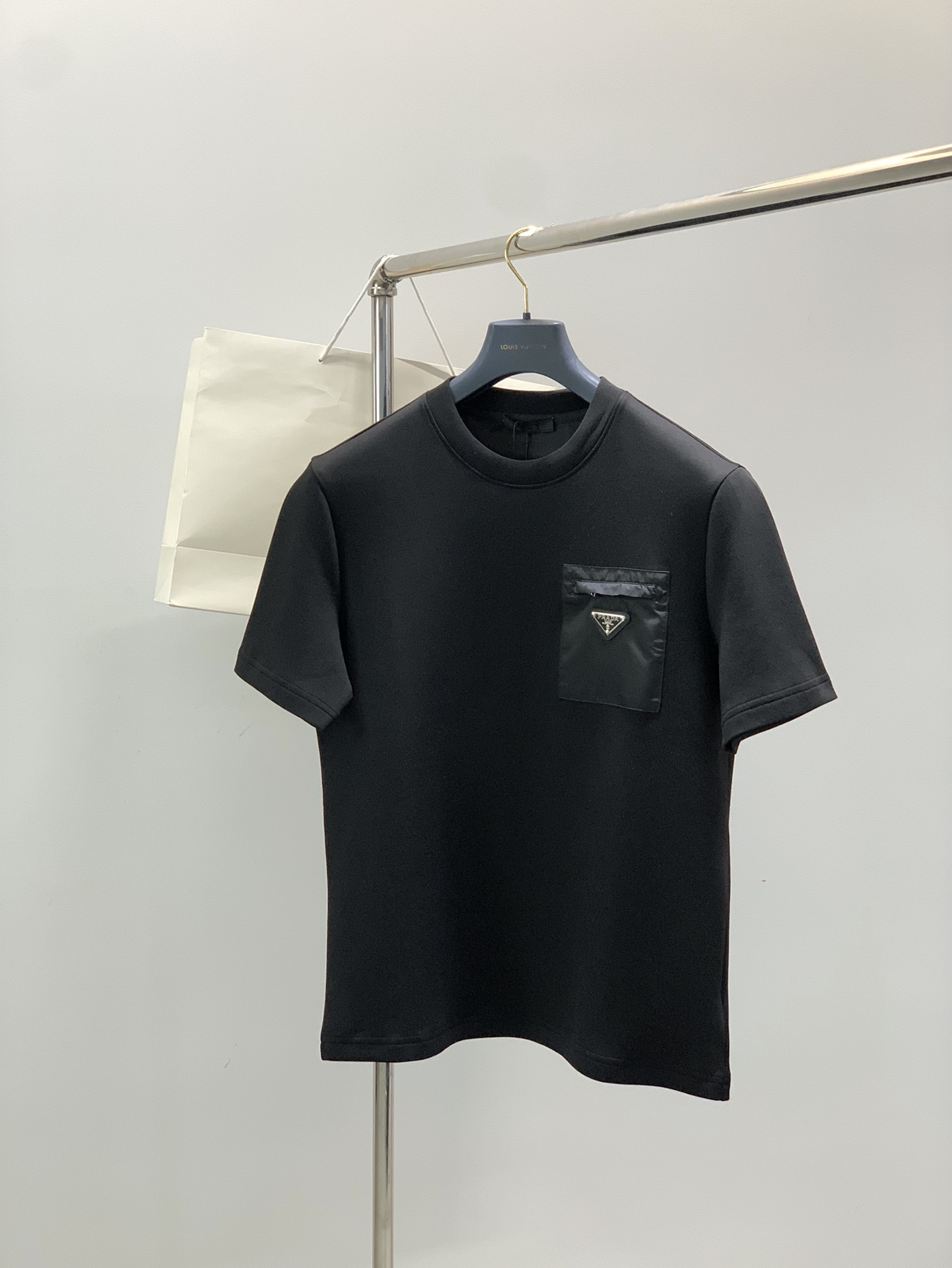 NO:546100,,Prada Triangle Marker Black Short Sleeve Material Modal Size 48-56 485052 54 56 Length 6567 69 71 73 Sleeve Length 24 24 25 2526 Bust 98102 106 110 114 Shoulder Width 43 4445 4647,,prada,T-shirt,alexander wang19860909,普拉达 三角标 黑色 短袖 材质 莫代尔 尺码48-56 485052 54 56 衣长 6567 69 71 73 袖长 24 24 25 2526 胸围98102 106 110 114 肩宽43 4445 4647,,prada,T-shirt,alexander wang,Men's clothing