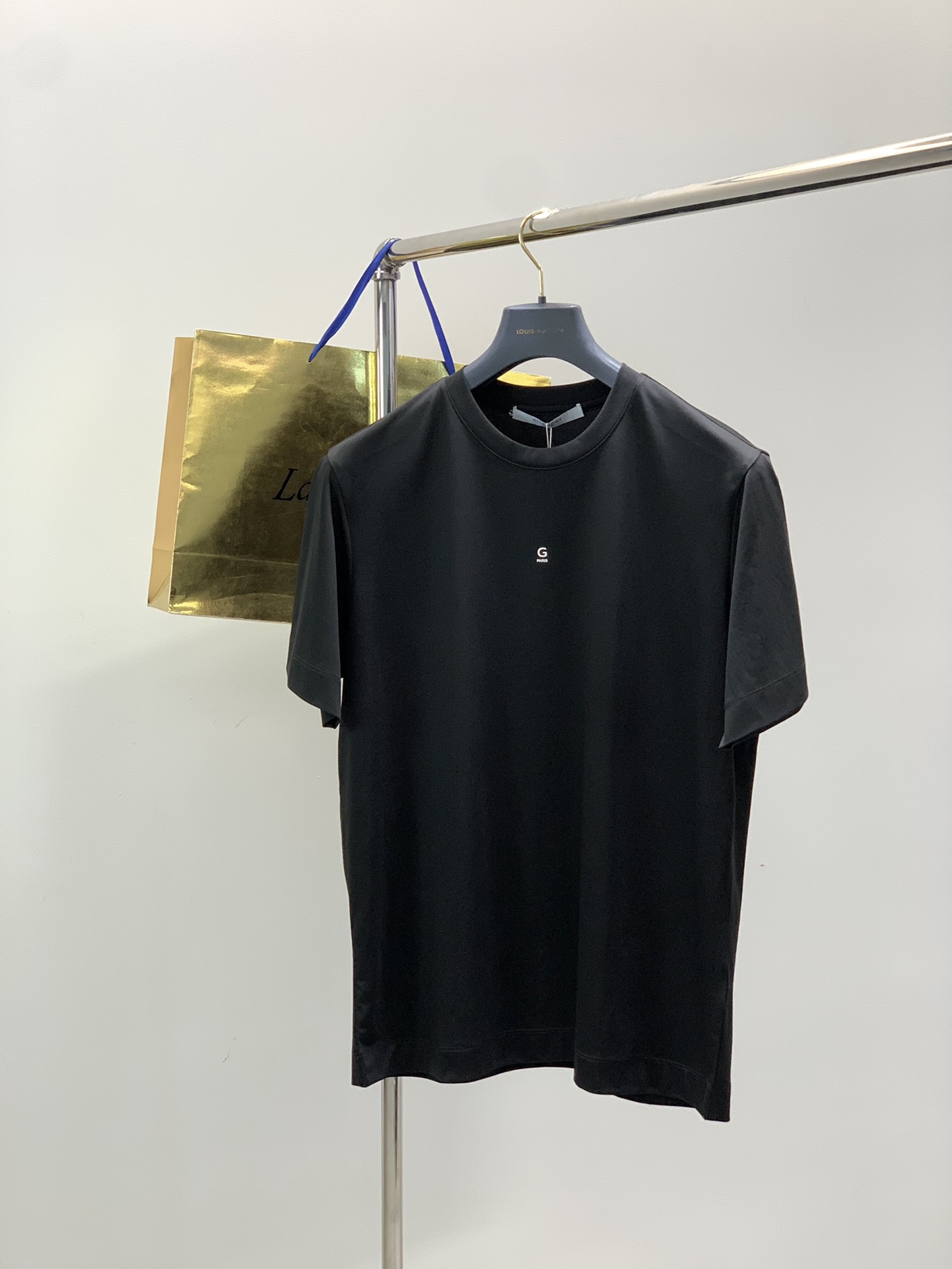 NO:546089,,Givenchy's basic model or not!  !  !  The ceiling is here. European customers order fabrics. G-brand sells fabrics at the counter. The latest 25-year-old short-sleeved style. Top-grade cotton and modal are paired with double-sided liquid ammonia technology to make the touch and fit on both sides of the inside and outside cool and comfortable. It does not deform, and the whole piece is 3.5cm in processing design. There is no shortage of details. Good short-sleeved and retained. Black and white size 48-56. 48 size bust 108 shoulder width 45 length 68. Other size bust 50/112 52/116 54/120 56/124 The length of the shoulder width is 1.5cm different from each size, given, gucci, T-shirt, alexander wang19860909,纪梵希 基础款 要么不来！！！ 来了就是天花板.欧洲客户订单面料.G家品牌 柜台就卖个面料,25年最新爆款基础款短袖. 顶级棉加莫代尔 搭配双面液氨工艺,让内外两侧触感和贴身 都是凉爽舒服.洗不变形,整件走遍都是3.5cm 处理设计. 不乏细节处理.好短袖 自留. 黑白两色 尺码48-56 . 48码胸围108 肩宽45 衣长68.其他码胸围50/112 52/116 54/120 56/124 肩宽衣长每码相差1.5cm,,givenchy,gucci,T-shirt,alexander wang,Men's clothing