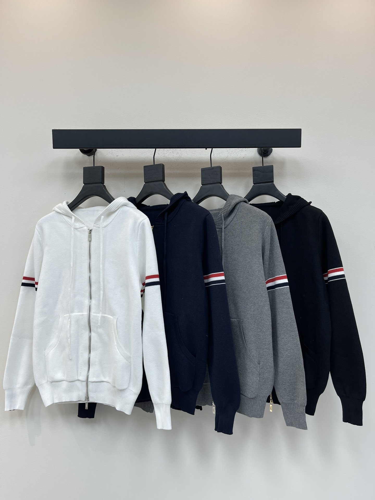 NO:547584,TB* newest double-armor zipper hooded knit cardigan sweater Classic red, white and blue double-armor basic style Classic style worn every year Material is wool blend Soft and comfortable Zipper is made of TB letter zipper head pair Red, white and blue double-armor knitted buttons with natural shell mouths Slim fit and loose Comfortable and breathable Men and women Same color White/Gray/Black/Nakura Size 1/2/3/4, Sweaters, Hats, Alexander wang19860909TB*新款双袖标拉链连帽针织开衫毛衣 经典红白蓝双袖标基础风格 年年都穿的经典款 料子采用羊毛混纺 柔软舒适 拉链采用TB字母拉链头对版 红白蓝双袖标针织而成 扣子采用天然贝壳口 版型可修身可宽松 舒适透气 男女同款 颜色白色/灰色/黑色/藏青色 尺码1/2/3/4,,sweaters,hats,alexander wang,Women's clothing