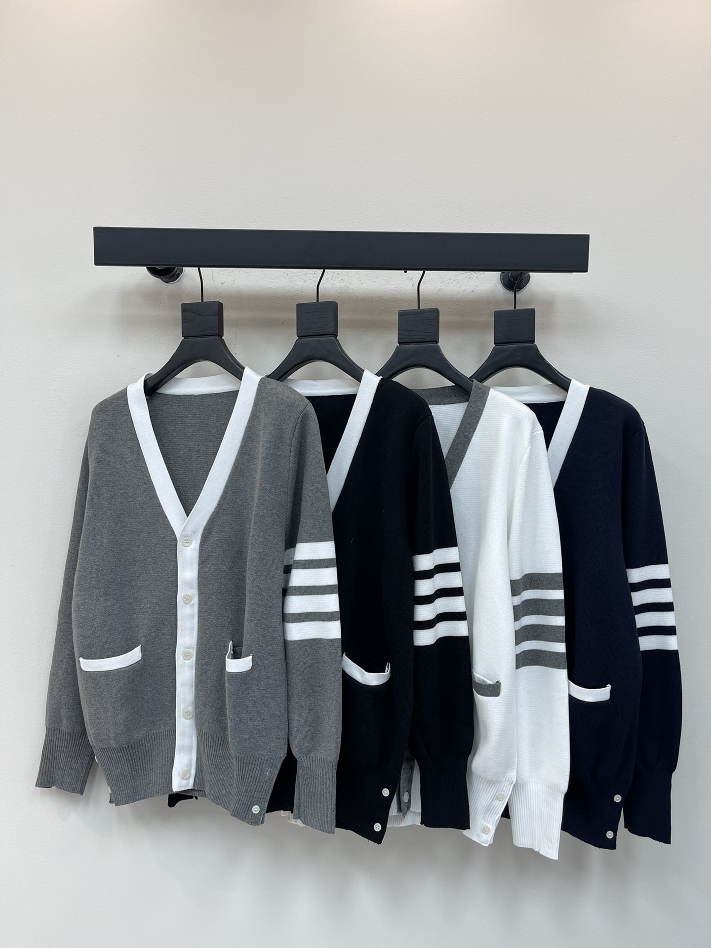 NO:547593,TB* new style college style placket contrasting four-bar V-neck knit cardigan color block four-bar wool-blend sweater five-button cardigan classic four-bar basic style classic worn every year material wool-blend soft and comfortable rear collar edging technology highlights high-end sleeves knitted with natural shell mouth buttons slim fit and loose comfortable and breathable for men and women Same color white/gray/navy/black Size 1/2/3/4,,sweaters,alexander wang19860909TB*新款学院风门襟撞色四条杠V领针织开衫 拼色四条杠羊毛混纺毛衣五扣开衫 经典四条杠基础风格 年年都穿的经典款 料子采用羊毛混纺 柔软舒适 后领采用包边工艺 彰显高级 袖子四条杠针织而成 扣子采用天然贝壳口 版型可修身可宽松 舒适透气 男女同款 颜色白色/灰色/藏青色/黑色 尺码1/2/3/4,,sweaters,alexander wang,Women's clothing