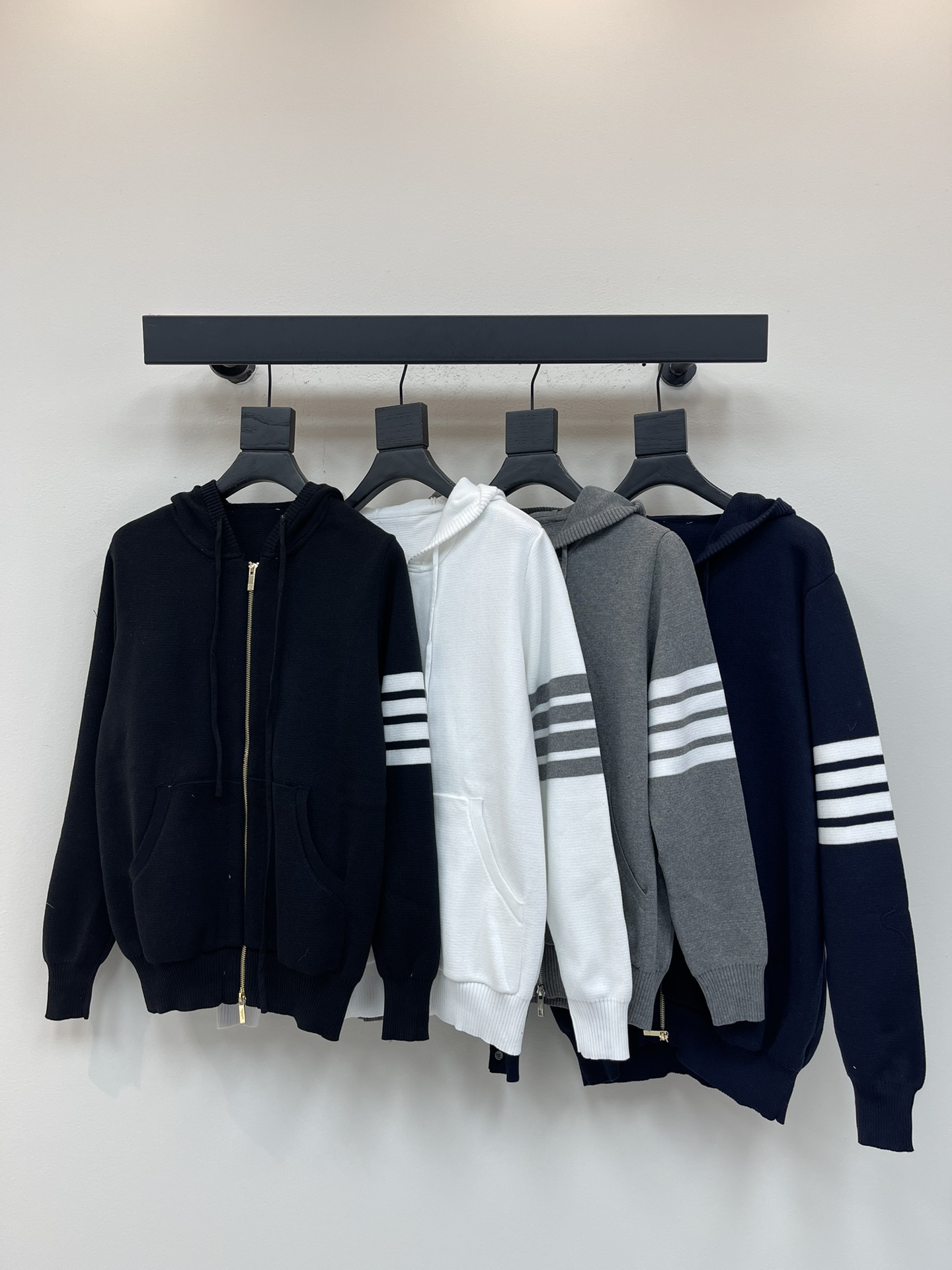 NO:547588,TB* new four-bar hooded zipper knit cardigan sweater Classic four-bar basic style Classic style worn every year Material is wool blend Soft and comfortable Zipper is TB letter zipper head pair Sleeve four bars knitted buttons with natural shell mouth Size fit and loose Comfortable and breathable Men and women Same color White/Gray/Black/Nakura Size 1/2/3/4, Sweaters, Hats, Alexander wang19860909TB*新款四条杆连帽拉链针织开衫毛衣 经典四条杆基础风格 年年都穿的经典款 料子采用羊毛混纺 柔软舒适 拉链采用TB字母拉链头对版 袖子四条杠针织而成 扣子采用天然贝壳口 版型可修身可宽松 舒适透气 男女同款 颜色白色/灰色/黑色/藏青色 尺码1/2/3/4,,sweaters,hats,alexander wang,Women's clothing