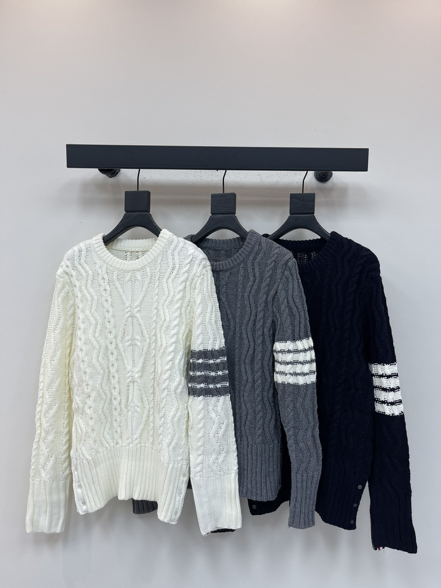 NO:547598,TB* classic sleeves four striped knit square shape thick round neck knit sweater material is wool blend soft and comfortable sleeves are knitted with four bars buttons buttons are natural shell mouths Slim fit and loose Comfortable and breathable Men and women same style Color white/navy/gray/sky blue Size 1/2/3/4, Sweaters,alexander wang19860909TB*经典袖子四条纹针织方块形状加厚圆领针织毛衣 料子采用羊毛混纺 柔软舒适 袖子四条杠针织而成 扣子采用天然贝壳口 版型可修身可宽松 舒适透气 男女同款 颜色白色/藏青色/灰色/天蓝色 尺码1/2/3/4,,sweaters,alexander wang,Women's clothing