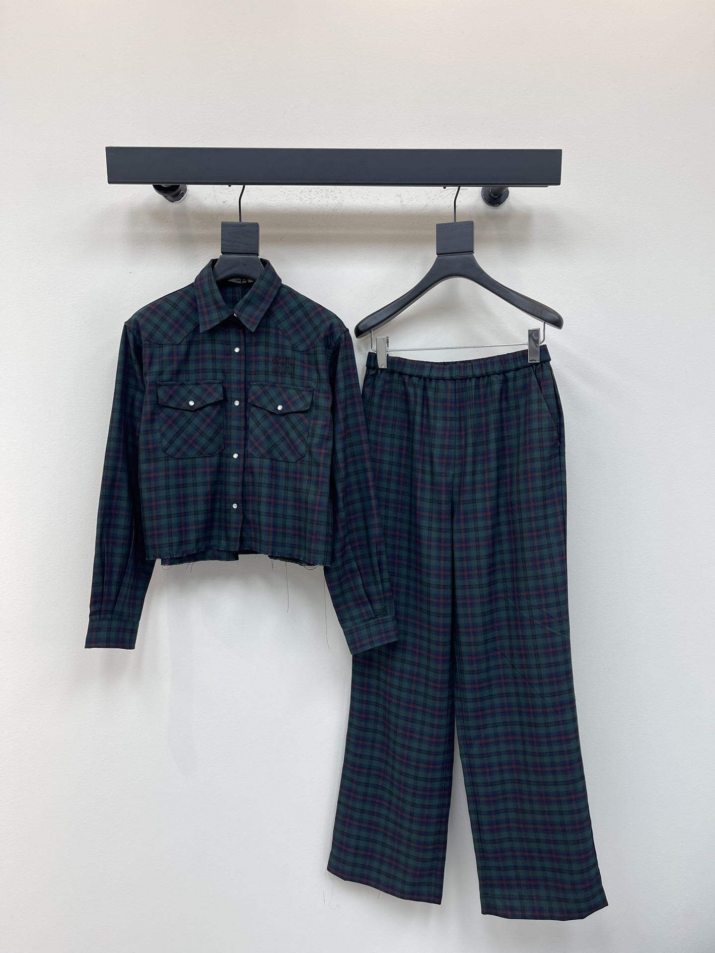 NO:546859,Shirt trousers Miumi*25 early autumn new lapel plaid shirt trousers set. Customized YB imported 100% wool material, smooth texture, comfortable wear, front shoulder lapel shirt trousers set style. Large body retro blue-green plaid, full of slackness, symmetrical flip pocket design on the top chest three-dimensional letter logo embroidery, highlighting the texture of the big brand. Paired with wide-leg drawstring straight trousers in the same series, modifying the leg lines, a set of fashionable and fashionable outfits, and it is also great to match separately. SML,,miumiu,shirts,alexander wang19860909衬衣长裤Miumi*25早秋新款翻领格纹衬衫长裤套装.定制YB进口百分百羊毛材质,质感垂顺,穿搭舒适,正肩翻领衬衣长裤套装版型.大身复古蓝绿格纹,松弛感满满,上衣胸前对称翻盖口袋设计立体字母徽标刺绣,彰显大牌质感.搭配同系列阔腿抽绳直筒长裤,修饰腿部线条,一套穿搭时髦洋气,分开搭配也很赞.SML,,miumiu,shirts,alexander wang,Women's clothing