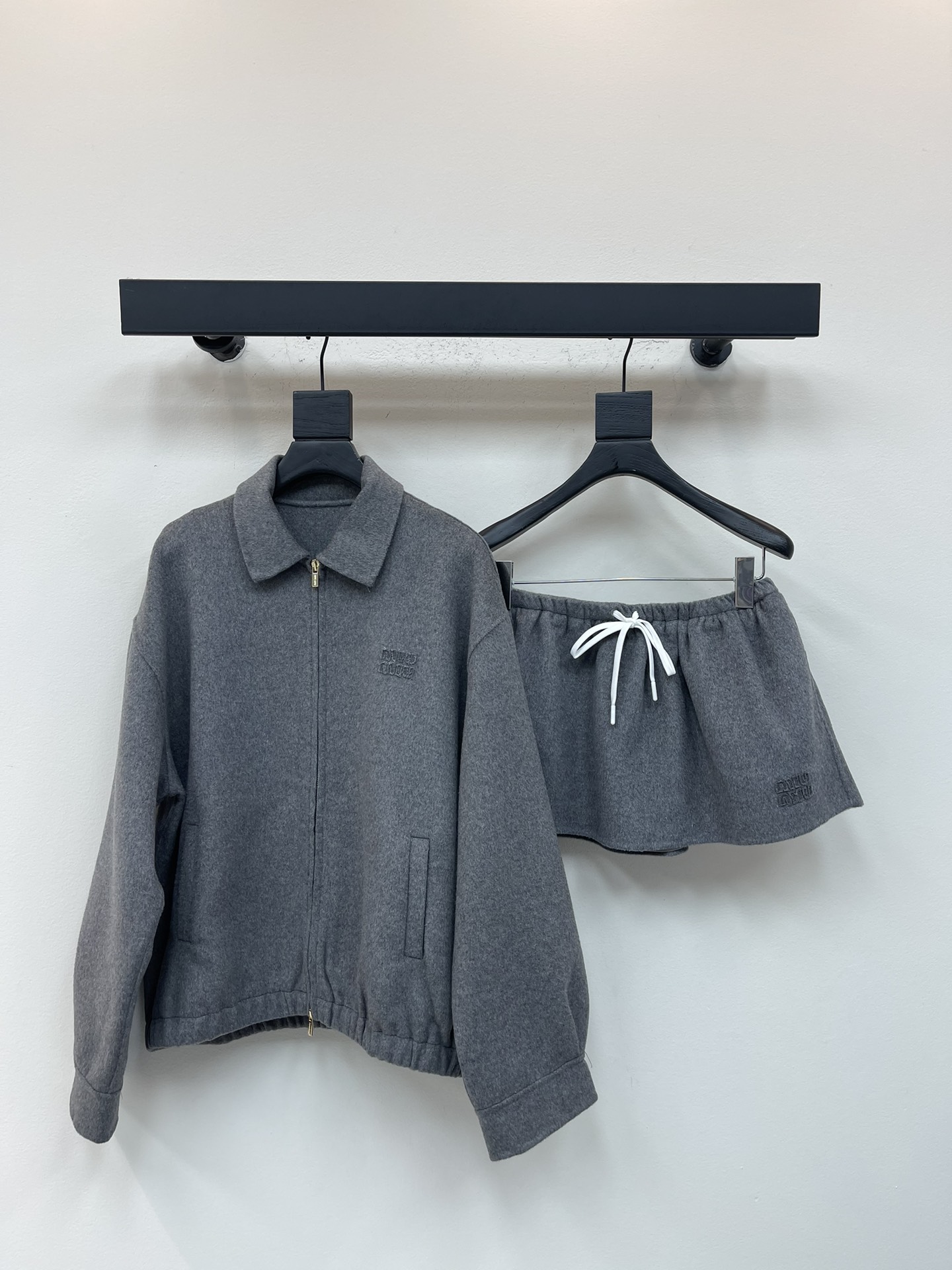 NO:547571,Jacket Skirt P * 25 new gray wool jacket + skirt suit. The top double zipper design, the chest logo echoes the skirt logo top and bottom, the style is crisp and stylish, and the same elastic waist drawstring skirt. The first choice for autumn and winter is a huge and fashionable upper body. The gray is really not worn out, and it will never go out of style!  SML, skirts, jackets & coats,alexander wang19860909外套 半裙P *25秋冬新款灰色毛呢外套+半裙套装.上衣双拉链设计,胸前徽标跟半裙徽标上下呼应,版型挺括有型搭配同款松紧腰抽绳半裙.入秋入冬首选,一套上身巨时髦,灰色真的穿不腻,永远不过时！SML,,skirts,jackets & coats,alexander wang,Women's clothing