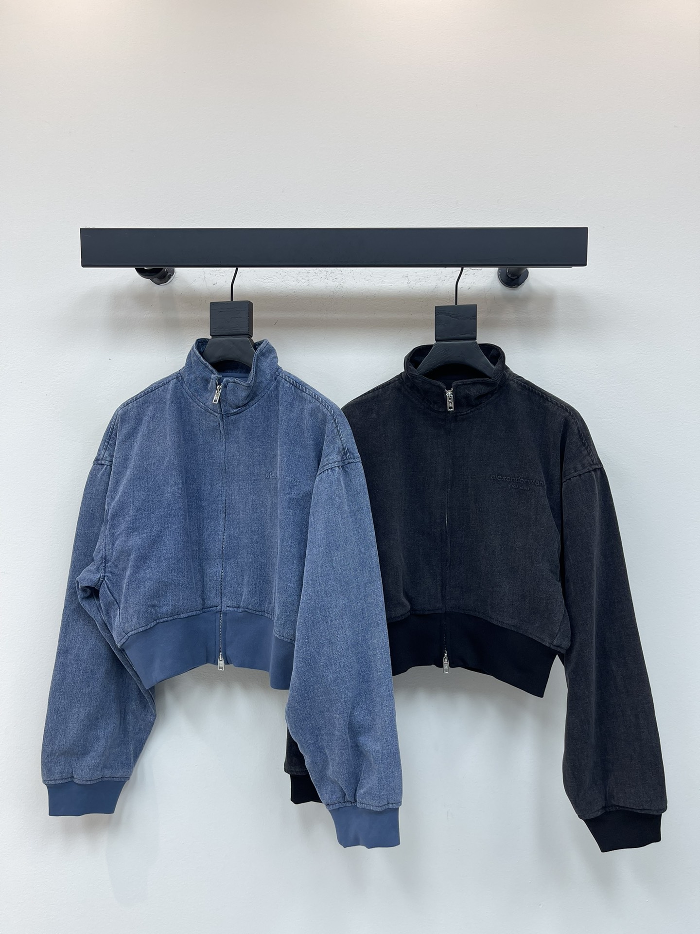 NO:547566,Alexander wan* King's new Chenille short jacket denim jacket!  The new jacket must be purchased with the original gradient retro fried color washing process. The loose style is handsome and fashionable. It has a full tone and uses imported pure cotton sweatshirt fabric. The texture is soft and comfortable. The upper body covers the flesh and makes it look slimming. It can be matched with the trousers of the same series. It is very pure and relaxing. SML, alexander wang, hoodie, sweatshirts, jackets & coats, jackets & coats, alexander wang19860909Alexander wan*大王新款雪尼尔短款夹克牛仔外套！新款外套一定要入手原版渐变复古炒色洗水工艺,宽松版型帅气又时髦,调性十足采用进口纯棉卫衣面料,质地柔软非常舒服,上身遮肉显瘦 ,可以搭配同系列的长裤很纯欲松弛感十足SML,,alexander wang,hoodie,sweatshirts,jackets & coats,jackets & coats,alexander wang,Women's clothing