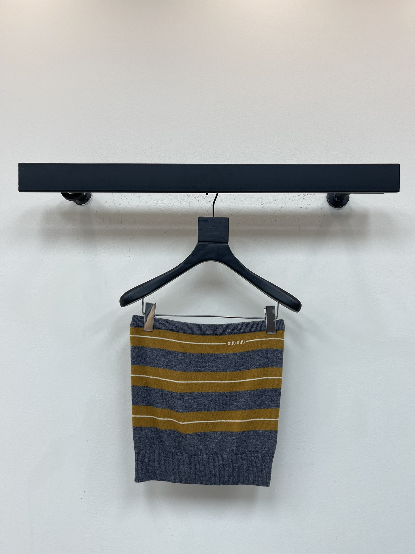 NO:547621,Miumi*25 early autumn new thin striped wool knitted strapless 丨Exclusive yb development!  High-end production!  The striped design is classic and layered, with a close-fitting tailoring perfect outline of the body, revealing the delicate shoulders, neck and waistline, sexy and elegant. Whether it is paired with casual shorts to create a casual and cool feeling; or with sweet short skirts to create a pure and lustful atmosphere, they are all very brilliant, easily unlocking different styles, and are eye-catching tools in early autumn outfits~SML,,miumiu, skirts, shorts, alexander wang19860909Miumi*25早秋新款薄款条纹羊毛针织抹胸丨独家yb开发！高版出品！条纹设计经典又有层次感,贴身剪裁完美勾勒身形,露出精致肩颈与腰线,性感又不失优雅.不管是搭配休闲短裤,打造随性酷感；还是配甜美短裙,营造纯欲氛围,都很出彩,轻松解锁不同风格,是早秋穿搭里的吸睛利器～SML,,miumiu,skirts,shorts,alexander wang,Women's clothing