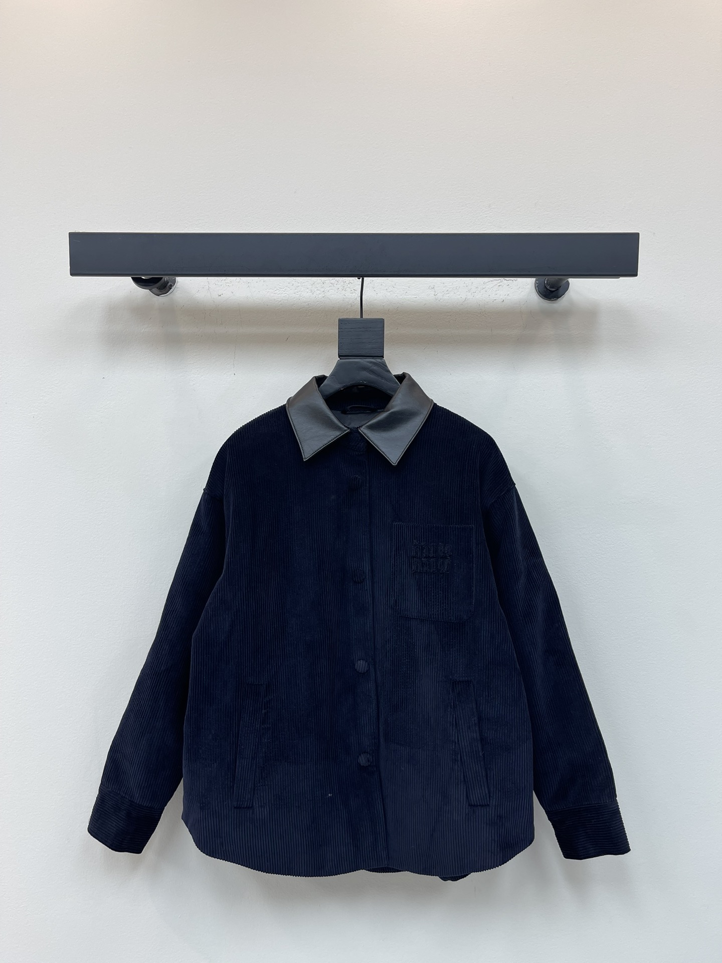 NO:547581,* 25 autumn and winter new corduroy lapel jacket. Classic shirt design reinterpreted with unique corduroy texture and light filling, adding versatility to the silhouette. Nappa leather collar and embroidered logos enhance its signature style. SML, jackets & coats, shirts, alexander wang19860909*25秋冬新款灯芯绒翻领外套.经典衬衫设计通过独特的灯芯绒质地和轻盈填充重新诠释,为廓形增添多功能性.Nappa皮革领和同色系刺绣徽标提升其标志性风格.SML,,jackets & coats,shirts,alexander wang,Women's clothing