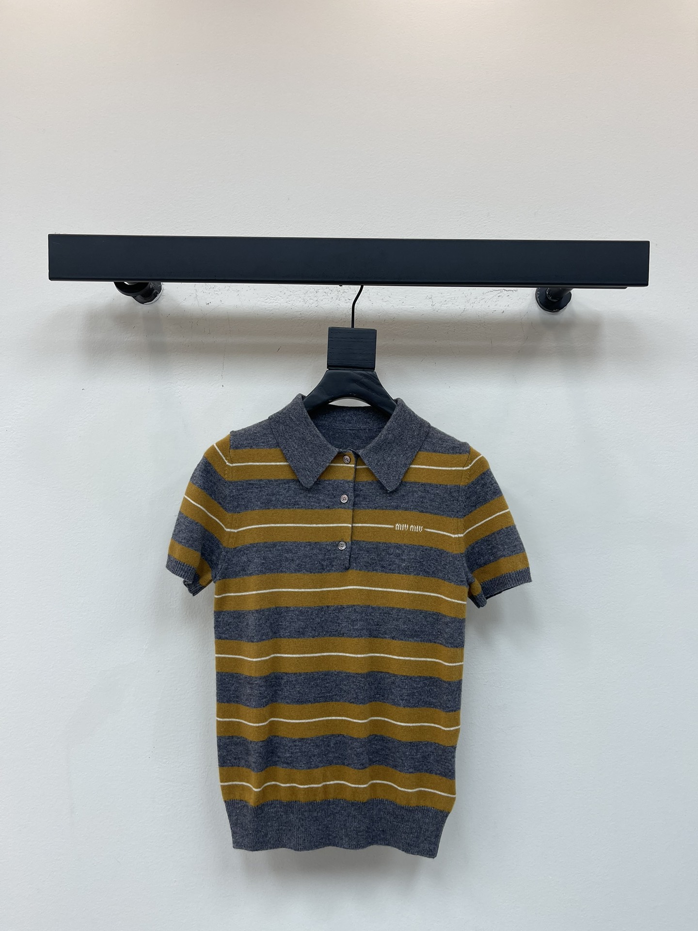 NO:547616,Miumi*25 new early autumn micro-label jacquard striped cashmere short-sleeved knitted Polo shirt | Exclusively developed by yb!  High quality production!  The collision of gray and warm brown stripes is like weaving the tenderness of autumn into the clothes; the classic Polo tie is a bit cute, and the exquisite micro-label jacquard is quietly hidden on the chest, which is the brand's careful way of identifying the goods at a glance. The cashmere fabric is so soft and waxy that it is close to the body.  Wearing it feels like being wrapped in clouds. The short-sleeved version is suitable for the coolness of early autumn. Wearing it alone makes you look energetic and girly. When layered with a suit or a knitted cardigan, you can instantly become a sophisticated lady. SML,,miumiu,T-shirt,business  suit,ties,alexander wang19860909Miumi*25早秋新款微标提花条纹羊绒短袖针织Polo衫丨独家yb开发！高版出品！灰与暖棕的条纹碰撞,像把秋日的温柔织进衣摆；经典Polo领带着几分乖巧,精致微标提花悄悄藏在胸前,是品牌控一眼识货的小心机.羊绒面料软糯到犯规,贴身穿都像被云朵包裹,短袖版型适配早秋的微凉,单穿是元气少女,叠搭西装、针织开衫又能秒变轻熟御姐.SML,,miumiu,T-shirt,business suit,ties,alexander wang,Women's clothing