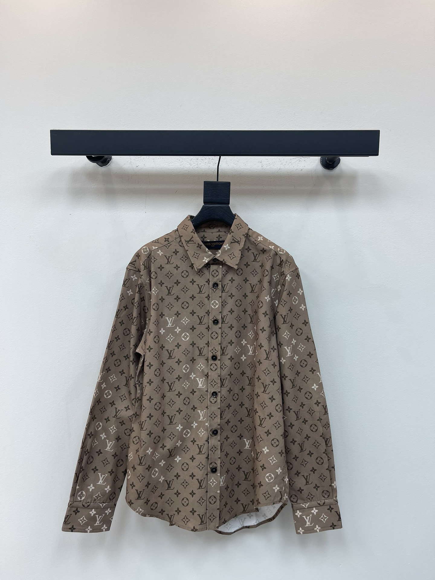 NO:545924,Louis Vuitto*25 early autumn new printed cotton long-sleeved shirt This model is made of cotton printed fabric logo black buckle full body logo printing process Regular style Men and women same style Seiko crafted Advanced texture Yellow S-XL,,louis vuitton,shirts,alexander wang19860909Louis Vuitto*25早秋新品印花棉质长袖衬衫 本款采用棉质印花面料 logo黑色扣 满身品标识印花工艺 常规版型 男女同款 精工制作 高级质感 黄色S-XL,,louis vuitton,shirts,alexander wang,Women's clothing