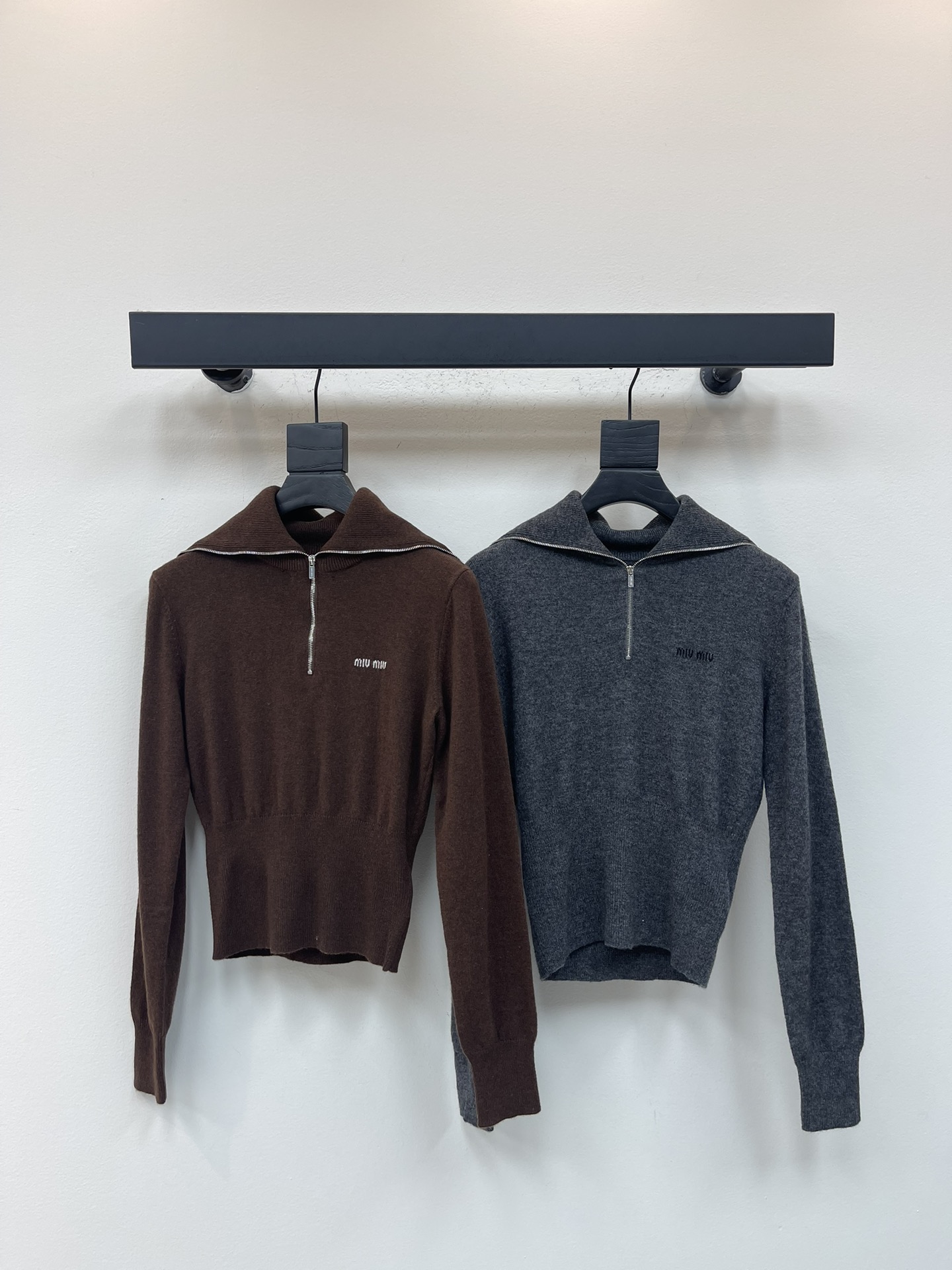 NO:547576,*25 autumn and winter new cashmere half-zipper knit sweater. Half-zipper navy collar design, exquisite craftsmanship and innovative experiments, create the style of this cashmere sweater, thanks to innovative craftsmanship to achieve seamless knitting. Loose fit and wide collar design define its shape and highlight the texture of the yarn. SML, sweaters, alexander wang19860909*25秋冬新款羊绒半拉链针织毛衣.半拉链海军领设计,精湛工艺与创新实验相结合,造就这款羊绒毛衣的风格,得益于创新工艺实现无缝针织.宽松版型和宽领设计定义其造型,突显纱线的质感.SML,,sweaters,alexander wang,Women's clothing