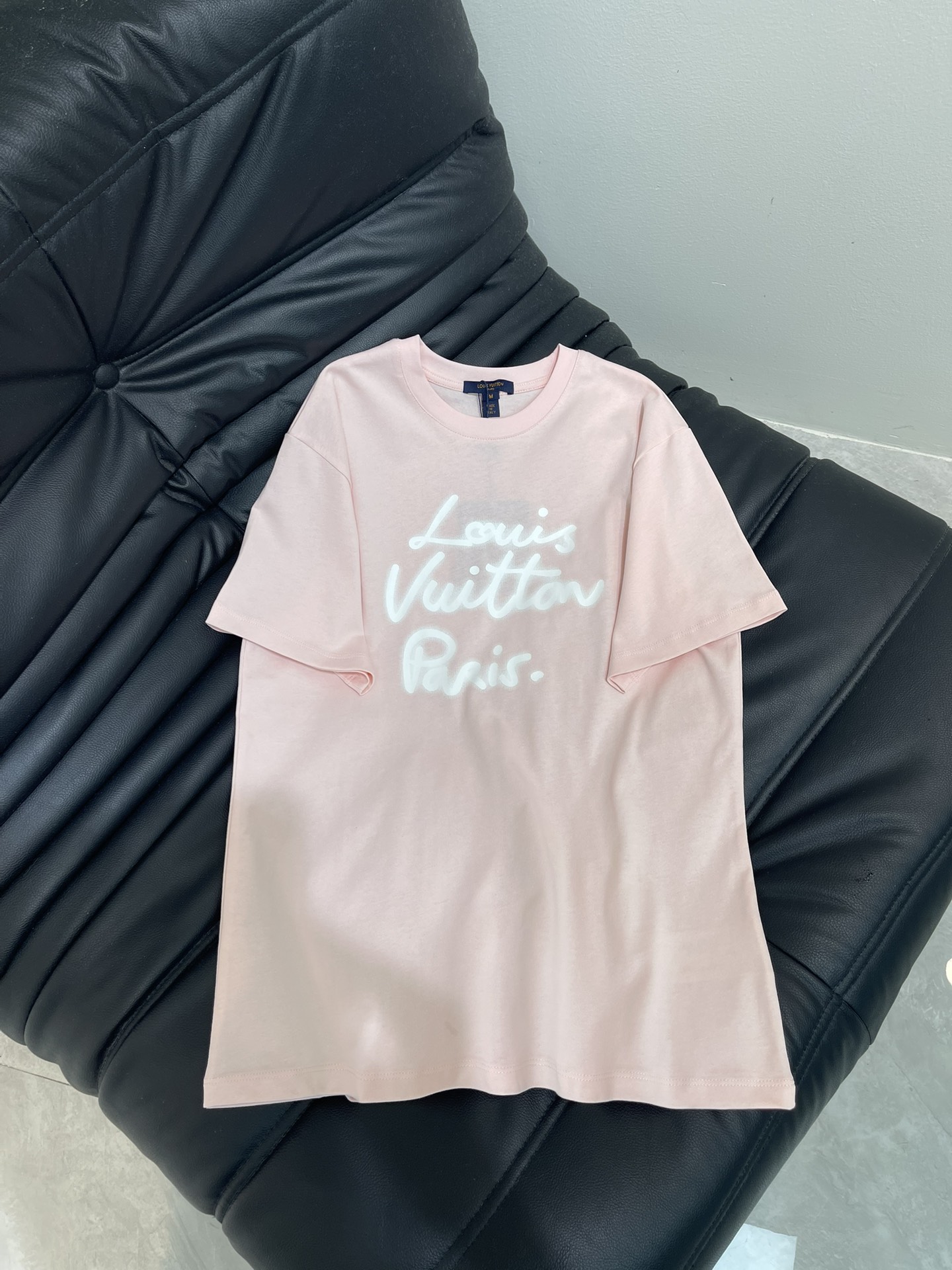 NO:546848,Louis Vuitto*25 new round neck printed short-sleeved T-shirt. Customized YB mercerated cotton material, breathable and comfortable, full texture. Regular short-sleeved T-shirt cut to highlight the brand style. Made of gram-weight pure cotton, full of drape, presenting a slim visual effect. The chest is restored by printing technology, and the key colors are depicted with letters to brighten the colors to create a three-dimensional luminous feeling. The floral brand logo pattern makes the fashionable and high-end feel immediately, creating a personal style, fashionable and relaxed, and the inner wear is brilliant and fashionable. SML,,louis vuitton, T-shirt,tees, t-shirt,alexander wang19860909Louis Vuitto*25新款圆领印花短袖T恤.定制YB丝光全棉材质,透气舒适,质感十足,常规短袖T恤裁剪,凸显品牌格调,采用克重纯棉制成,垂坠感十足,呈现显瘦视觉效果,胸前利用印花工艺还原色彩,重点色描绘字母提亮色打造立体发光感,花体品牌徽标图案,让时尚高级感立刻显现,打造个性风格,时髦松弛,单穿内搭都出彩时髦.SML,,louis vuitton,T-shirt,tees，t-shirt,alexander wang,Women's clothing