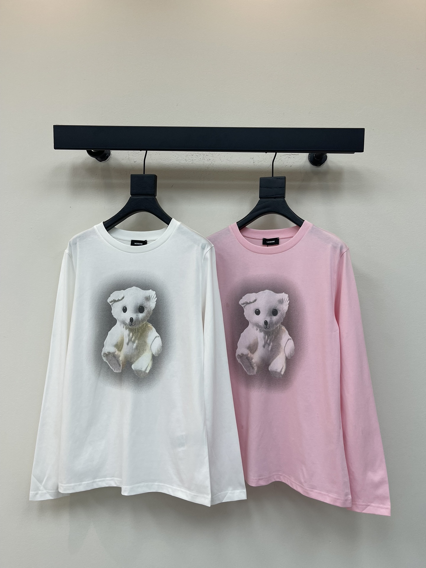 NO:546857,We11don*25 early autumn new round neck bear printed long-sleeved top. Customized YB twill cotton material, delicate texture, comfortable and elastic, loose round neck top cut, presenting an inclusive and slimming visual effect. The whole garment is made of old-fashioned and whitened on the chest and printed bear back alphanumeric pattern, which once again strengthens the brand identity, fashionable and high-end feeling, creating a personal style, fashionable and relaxed, and the inner wear is brilliant and fashionable. SML, alexander wang19860909We11don*25早秋新款圆领小熊印花长袖上衣.定制YB斜纹全棉材质,质感细腻,穿搭舒适弹力,宽松圆领上衣裁剪,呈现包容显瘦视觉效果,整件成衣胸前做旧磨白效果印花小熊后背字母数字图案,再度加强品牌标识度,时尚高级感立现,打造个性风格,时髦松弛,单穿内搭都出彩时髦.SML,,alexander wang,Women's clothing
