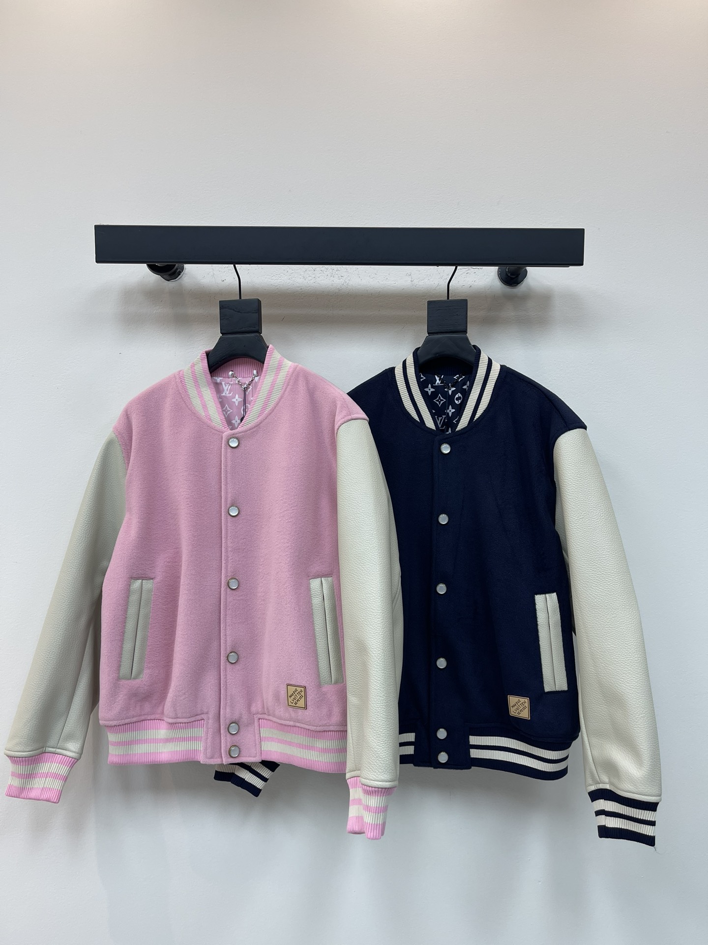 NO:547606,Louis Vuitto*25 new autumn and winter leather baseball jacket. This baseball jacket has a lightweight sheep wool body with grained calfskin sleeves, and is elegantly expressed with Monogram lining to express the brand's identity. It reflects the millennium style of the 2025 autumn and winter show. Marque L.Vuitton Déposée patches and leather logo embroidered patches are located under and at the back of the left pocket respectively, and pearlescent snap buttons add a dandy touch. Standard micro-short version  Cow leather Ribbed collar, hem and cuffs Sheep wool body Logo patch under left pocket Logo patch and embroidery at rear Logo lining Pearlescent snap closure at front Trimmed pockets Pink/royal blue S-XL,,louis vuitton,jackets &   coats,jackets & coats,sweaters,cowhide,alexander wang19860909Louis Vuitto*25秋冬新品皮革棒球服夹克外套 本款棒球夹克为轻盈绵羊毛衣身搭配粒面牛皮革衣袖, 再以 Monogram 内衬优雅道出品牌身份, 吹袭 2025 秋冬秀场的千禧风尚.Marque L.Vuitton Déposée  贴饰与皮革标识刺绣贴饰分别栖身左袋下方与后部,珠光按扣再添丹迪气息. 标准微短款版型 牛皮革 罗纹衣领、下摆和袖口 绵羊毛衣身 左侧口袋下方配有标识贴饰 后部点缀标识贴饰和刺绣 标识内衬 珠光按扣前襟 镶边口袋 粉色/宝蓝色 S-XL,,louis vuitton,jackets & coats,jackets & coats,sweaters,cowhide,alexander wang,Women's clothing