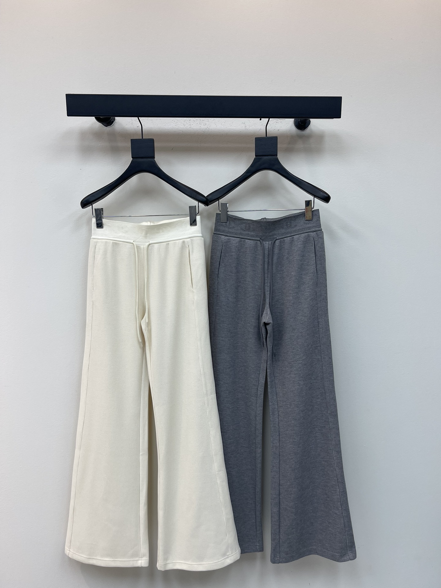 NO:546869,Chane*25 early autumn new drawstring wide-leg trousers. Customized YB imported rayon material, suitable for autumn thickness, comfortable and easy to wear, drawstring wide-leg straight trousers, elastic webbing around the waist tightly wraps the body, slimming and modifying the figure, with hollow double C logo embellishment, low-key  Eye-catching and fashionable, it highlights the brand positioning, enhances texture, and adds fashionable charm to the overall shape. The wide-leg straight leg accommodates the legs, making it worry-free to wear. It is the best choice for daily casual wear and has a relaxed and western style. SML,,chanel,alexander  wang19860909Chane*25早秋新款抽绳阔腿长裤.定制YB进口人棉材质,适合秋季厚度,舒适好穿,抽绳阔腿直筒长裤,腰间弹力织带紧裹身体,显瘦修饰身形,配合镂空双C徽标点缀,低调亮眼时髦,彰显品牌定位,提升质感,为整体造型增添了时尚魅力,阔腿直筒包容腿部,穿搭无忧,日常休闲穿搭的不二之选,松弛洋气.SML,,chanel,alexander wang,Women's clothing