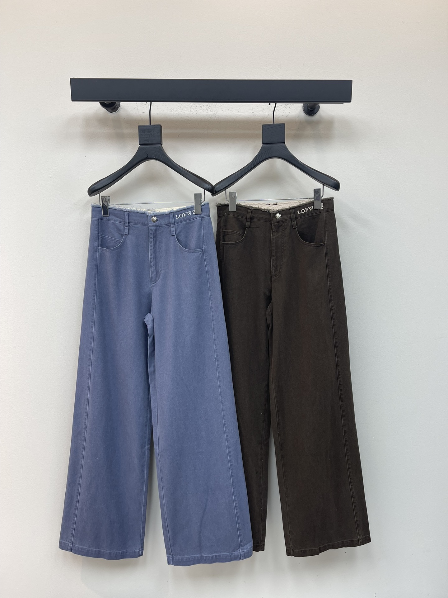 NO:546878,Loew*25 early autumn new rosted logo denim trousers. Customized YB twill cotton denim fabric, good breathability, soft and skin-friendly, high-waist buckle symmetrical pocket wide-leg straight trousers cut, multiple enzyme washing process, create a retro dark gray and black and light blue, retro and fashionable, the floe edges of the waist trousers are decorated with contrasting embroidered letters totem patterns, which makes it more stylish and high-end, full of styling, highlights casual temperament, and easily wears good proportions, fashionable and fashionable. SML,,loewe,alexander wang19860909Loew*25早秋新款毛边徽标牛仔长裤.定制YB斜纹棉牛仔面料,透气性佳,柔软亲肤,高腰系扣对称口袋阔腿直筒长裤剪裁,多重酵素水洗工艺处理,打造复古深灰黑和浅蓝感,复古又时尚,裤腰毛边絮状边缘点缀撞色刺绣字母图腾图案,更显格调高级,造型感十足,突出休闲气质,轻松穿出好比例,时髦洋气.SML,,loewe,alexander wang,Women's clothing