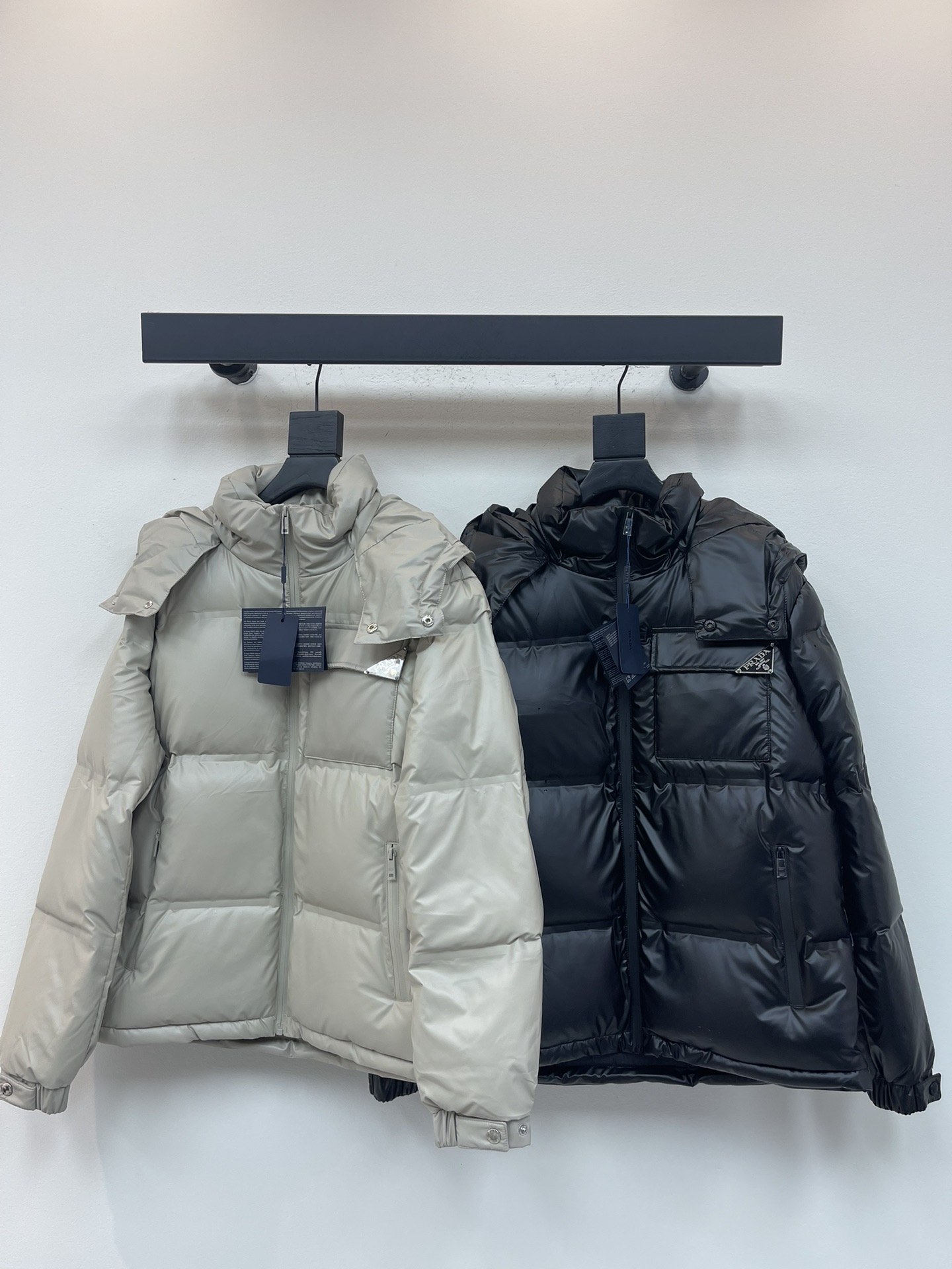 NO:548388,With dust bag Prad* new triangle hooded down jacket in autumn and winter, original custom hardware accessories are fully imported and high-quality, using top-grade 90 white goose down velvet, super soft, fluffy and full, super heavy fabric with a perfect fit, pay attention to the fabric being super comfortable, same style as men and women, Size S-XXL,,prada, down jacket,hats,alexander wang19860909配防尘袋Prad*秋冬新款三角标连帽羽绒服 原版订制五金配件全进口高品质 采用顶级90白鹅绒 超柔软 充羽量蓬松饱满 超级重面料做工杠杠的版型完美 注意面料超舒服 男女同款 尺码S-XXL,,prada,down jacket,hats,alexander wang,Women's clothing