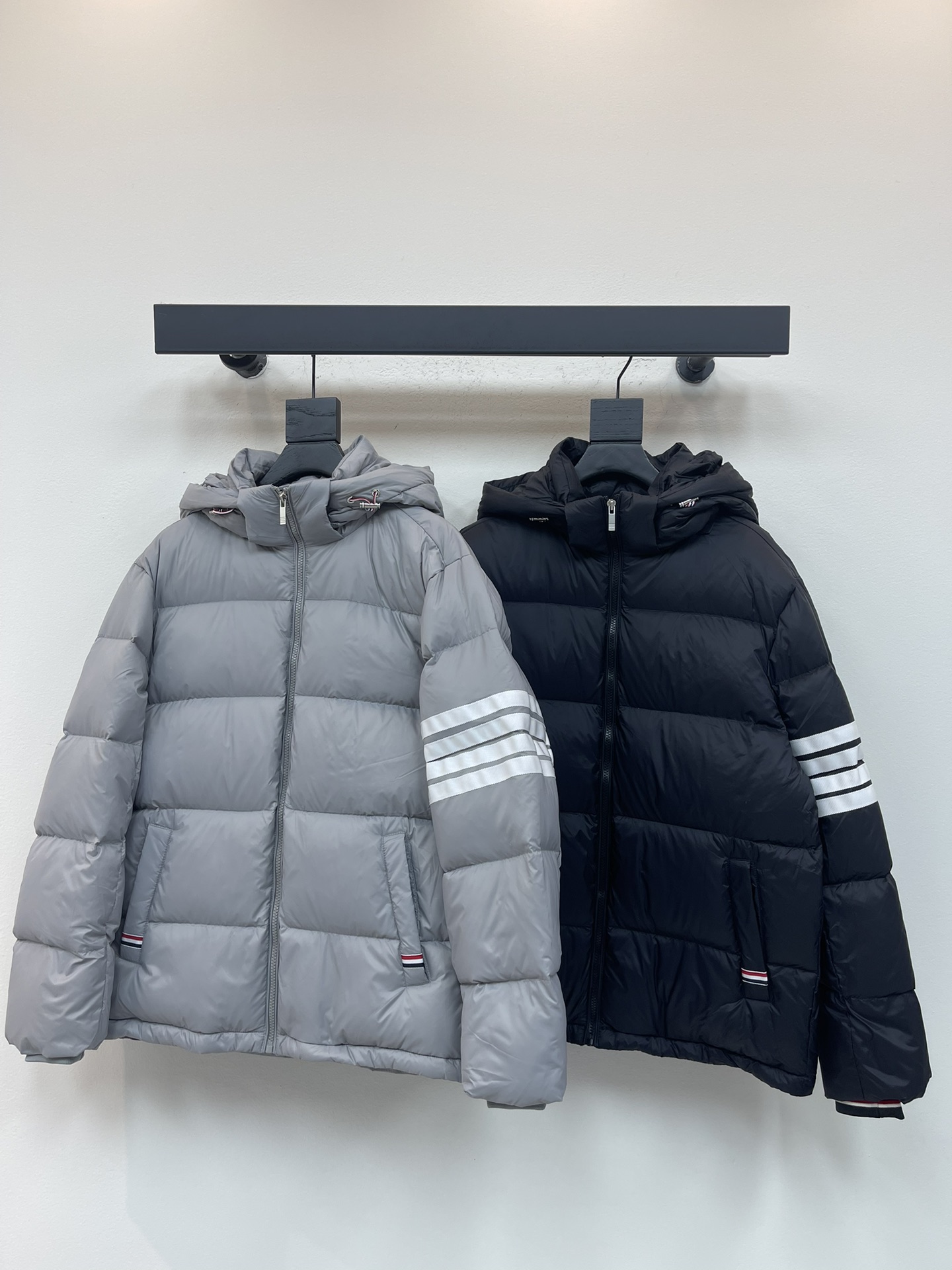 NO:548341,With dust bag TB* new classic four-bar hooded down jacket with autumn and winter, top-quality fashionable and classic four-bar design on the arms, complete three standards!  The original hardware and accessories have smooth lines, soft and bright colors, and exquisite craftsmanship. Each needle and thread protect the wind from the wind, the upper body shape is excellent, the clever body cutting is more suitable for the man's body curve, and the high-end taste is one in a thousand. Any combination is very handsome, casual and fashionable!  Wear it, you are the most beautiful boy in this gai ~ the same style as men and women. Color black gray. Size S-XXL, down jacket, hats, alexander wang19860909配防尘袋TB*秋冬新款经典四条杠连帽羽绒服,手臂顶级时尚经典四条杠设计,三标齐全！原版五金辅料,线条流畅,色泽柔和亮丽,工艺精致.一针一线挡风保暖,上身版型超赞,巧妙的衣身裁剪,更加贴合男人的身体曲线,高级的品味万里挑一.随便搭配都非常帅气休闲时尚必备款哦！穿上它,你就是这条Gai最靓的仔～男女同款 颜色黑色 灰色 尺码S-XXL,,down jacket,hats,alexander wang,Women's clothing