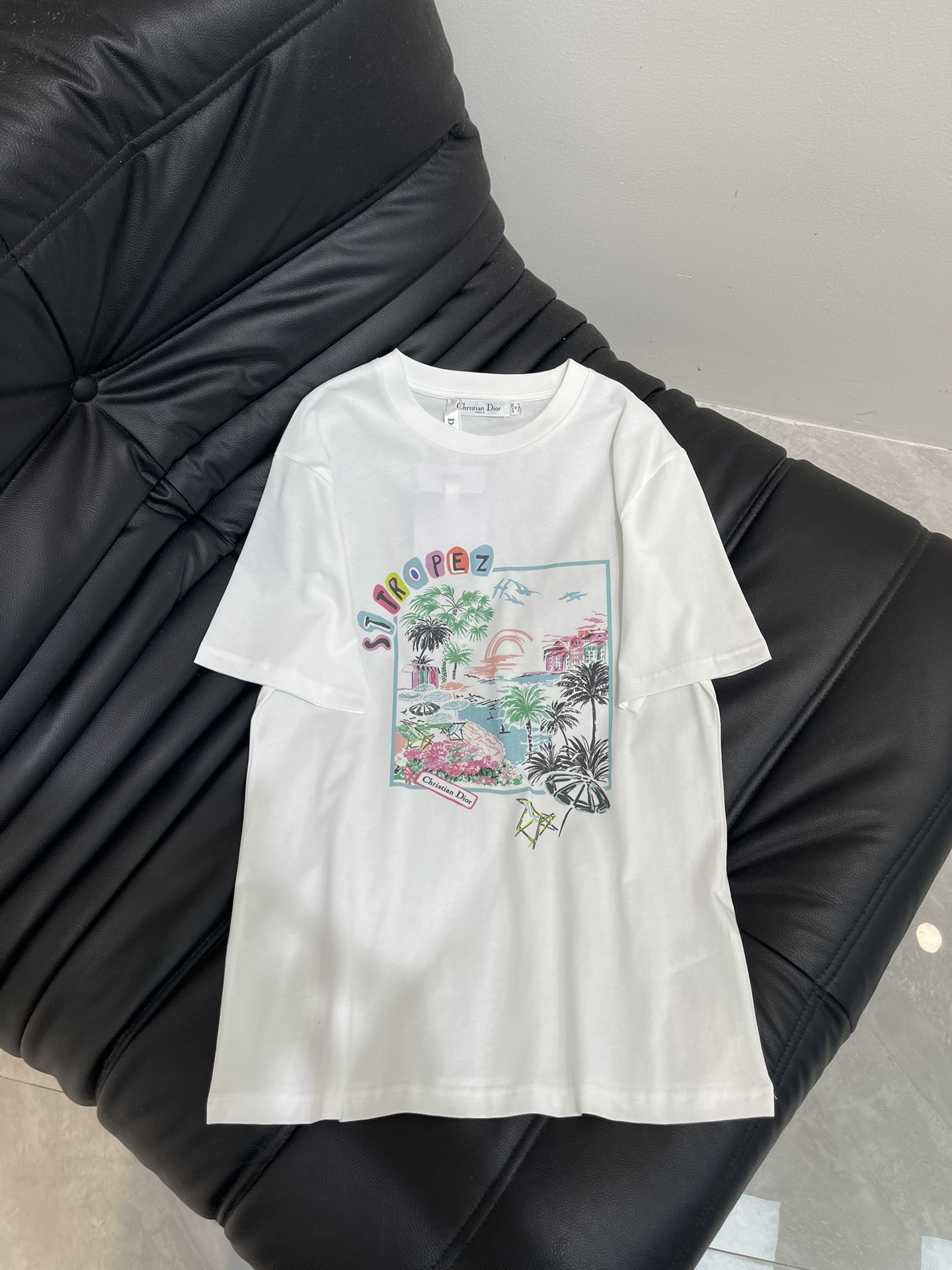 NO:547595,Dio*25 new island vacation printed short-sleeved T-shirt Customized YB native cotton material breathable and comfortable, full texture Slim short-sleeved T-shirt cut highlights the brand style Made of gram-weight pure cotton, full of drape, presents a slim visual effect The whole garment chest uses printing technology and contrasting colors to outline the colorful island pattern to create a casual and relaxed vacation style outfit. The letter logo enhances the brand identity and reduces age and is fashionable. The inner wear is unique and fashionable. SML,,dior,T-shirt,tees,t-shirt,alexander wang19860909Dio*25新款海岛度假印花短袖体恤 定制YB原生全棉材质 透气舒适 质感十足 修身短袖T恤裁剪 凸显品牌格调 采用克重纯棉制成 垂坠感十足 呈现显瘦视觉效果 整件成衣胸前利用印花工艺和撞色勾勒出彩色海岛图案 打造休闲松弛感满分的度假风穿搭 字母徽标加强品牌标识度 减龄洋气 单穿内搭都出彩时髦 SML,,dior,T-shirt,tees，t-shirt,alexander wang,Women's clothing