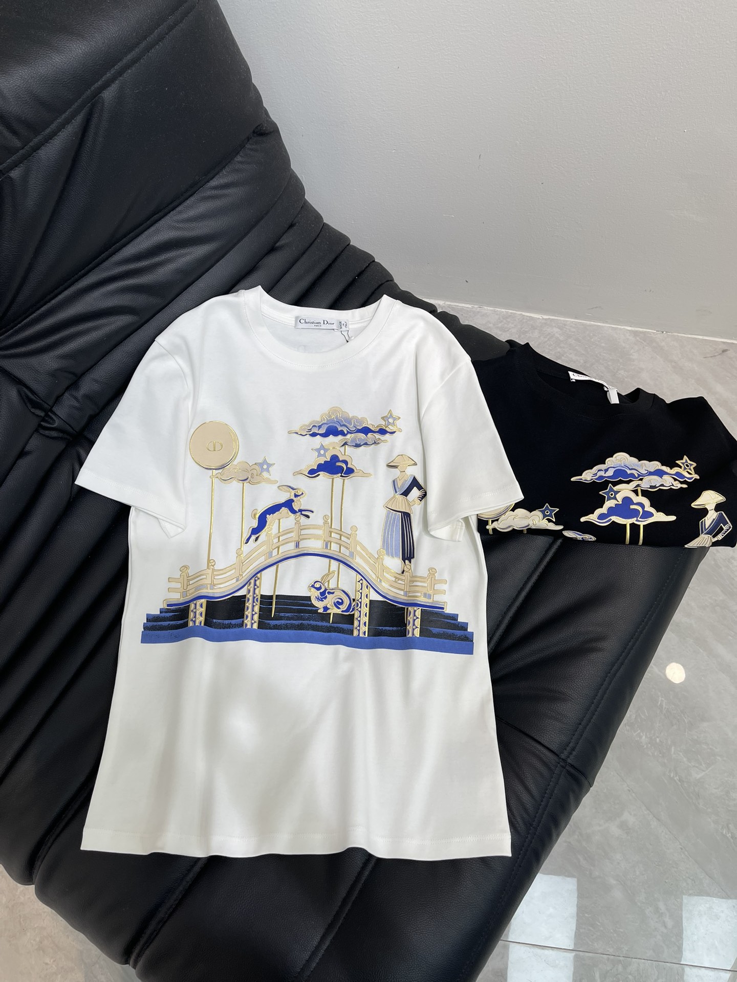 NO:546853,Dio*25 new oriental element printed short-sleeved T-shirt. Customized YB native cotton material, high-quality texture, soft and comfortable, regular short-sleeved T-shirt cut, made of gram-weight cotton, slightly elastic, presenting a slim visual effect. The large body is decorated with oriental elements such as bridge jade rabbit auspicious clouds, and combines into a rich and coordinated new Chinese style pattern. The letter logo that conforms to the brand tone echoes the front and back, which is similar to the moonlight to fit the autumn atmosphere, the fairy style is unified and coordinated, and the design feels full. The inner wear is brilliant and fashionable. SML, dior, T-shirt, tees, t-shirt, alexander wang19860909Dio*25新款东方元素印花短袖T恤.定制YB原生全棉材质,质感高级,柔软舒适,常规短袖T恤裁剪,采用克重全棉制成,略带有弹力,呈现显瘦视觉效果,大身以桥玉兔祥云等东方元素装饰 ,组合成丰富协调的新中式风格图案,符合品牌调性的字母徽标前后呼应,近似月光贴合秋季氛围,仙气风格统一协调,设计感拉满,单穿内搭都出彩时髦.SML,,dior,T-shirt,tees，t-shirt,alexander wang,Women's clothing