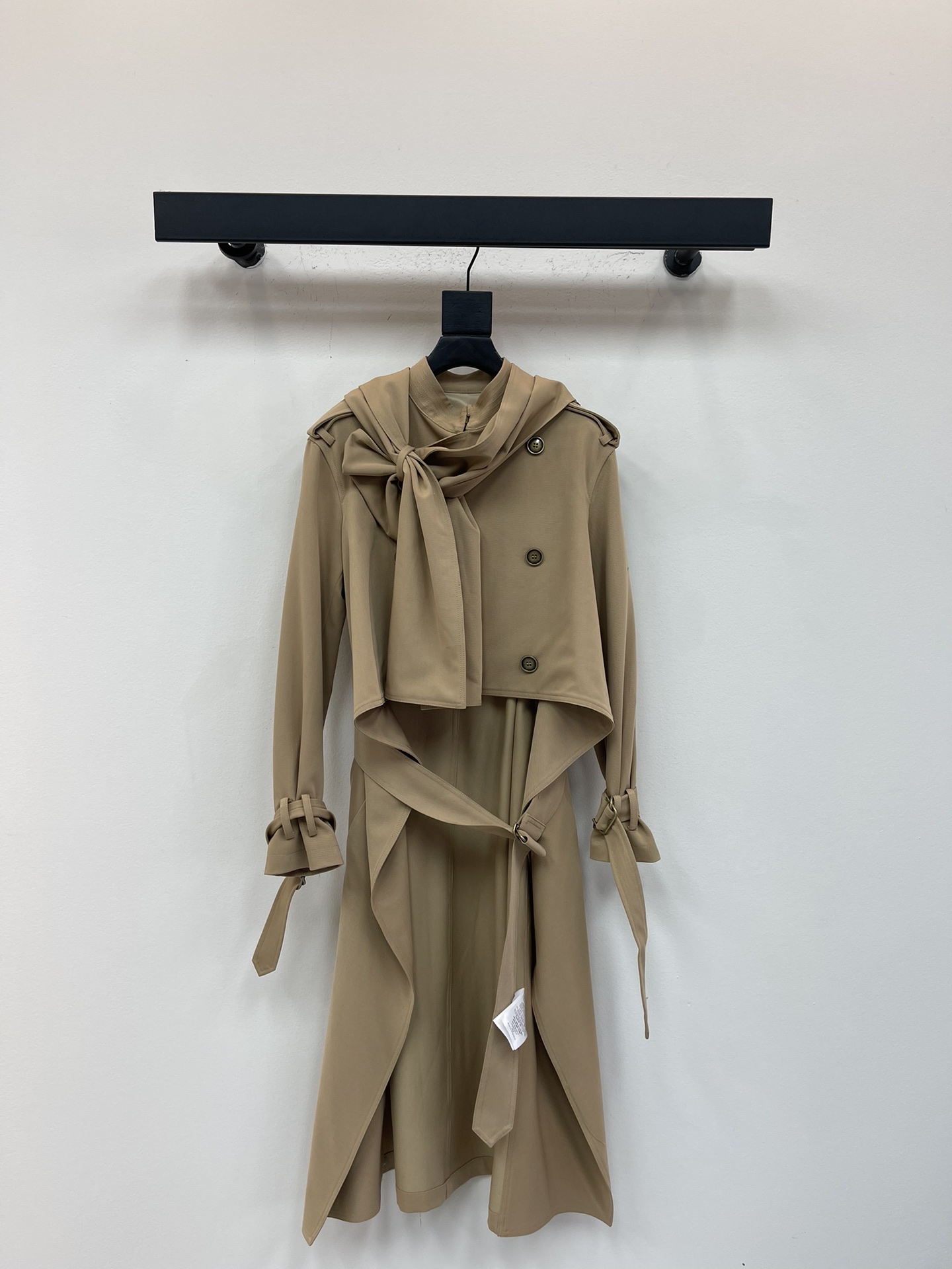 NO:546814,Burberr*25 autumn and winter new classic khaki short front and long back design windbreaker. Delivery cloth scarf. It becomes an elegant stand-up collar style. The concave shape is free to put on and take off. A double-breasted windbreaker with a strong sense of design. The heroine in the upper body has grasped the aura. Khaki is the eternal classic color. The combination of casual Korean and British style. SML, burberry, alexander wang19860909Burberr*25秋冬新品经典卡其色前短后长设计风衣 配送本布围巾 拆卸下来就变成优雅立领款 凹造型穿脱自如 设计感十足的双排扣风衣 上身大女主气场拿捏了 卡其色是永远的经典色系 休闲韩式与英伦风的结合 SML,,burberry,alexander wang,Women's clothing