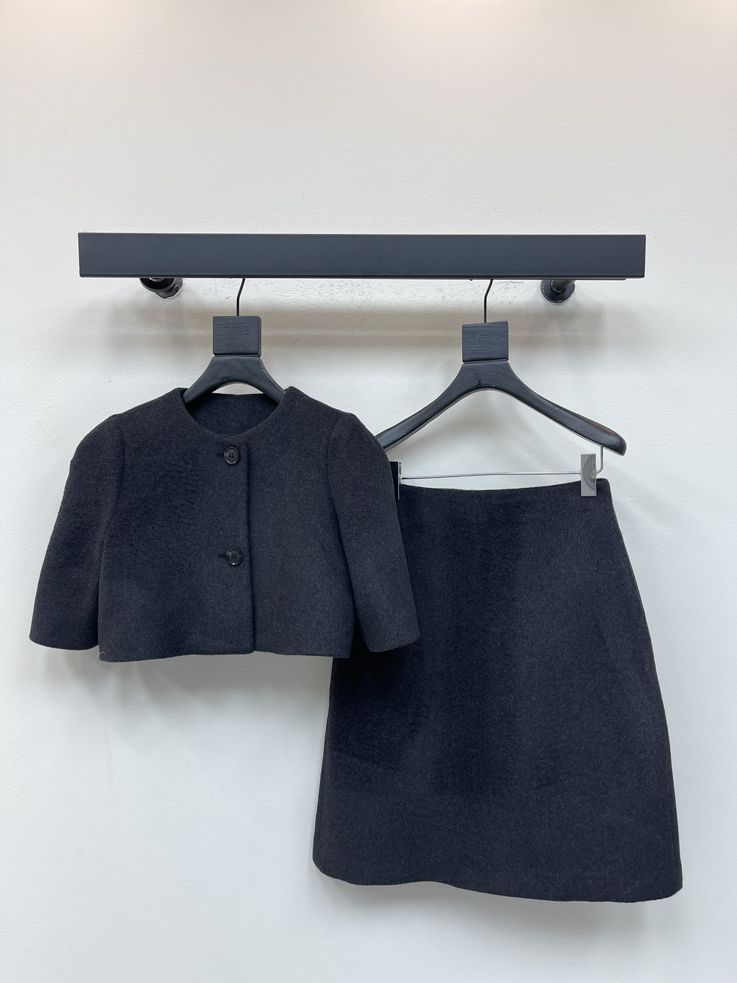 NO:546822,Miumi*25 autumn and winter new gray wool woolen short jacket + high-waisted A-line skirt suit is simple and elegant, full of French retro feel!  The jacket has a round neck + short-sleeved design, with buttons on the front, and the skirt is knee-length A-line style. The fabric is drape and is very suitable for wearing in autumn and winter. The skirt has a high waist A-line style, which makes it slim and modify the body. It can be easily controlled for commuting, parties, and formal occasions. Paired with a light-colored shirt or sweater, the temperament is directly full, which is a must-have classic style for the autumn and winter wardrobe!  SML, miumiu, skirts, jackets & coats,shirts,T-shirt,alexander wang19860909Miumi*25秋冬新款灰色羊毛呢短款外套＋高腰A字半身裙套装简约优雅,法式复古感满满！外套圆领＋短袖设计,正面纽扣点缀,半裙为及膝A字版型,面料垂坠感好,秋冬穿超合适.半身裙高腰A字版型,显瘦又修饰身形,通勤、聚会、正式场合都能轻松驾驭.搭配浅色衬衫或针织衫,气质直接拉满,是秋冬衣橱必备经典款！SML,,miumiu,skirts,jackets & coats,shirts,T-shirt,alexander wang,Women's clothing