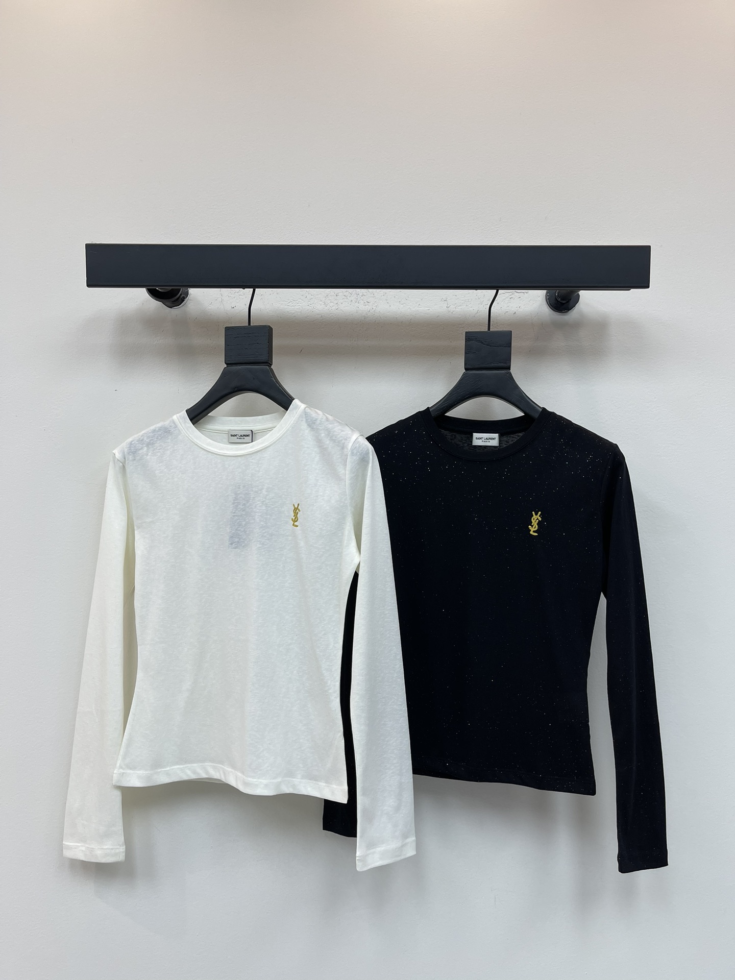 NO:546840,Ysl*25 new shiny gold lettered bamboo cotton long-sleeved bottoming shirt. This is made of bamboo cotton material. The white color is slightly see-through. It goes well with a halter neck vest. It is slightly sexy and sparkly and cute. It looks especially good in the sun. It is bulingbuling~ This one is not stretchy, so girls with fleshy upper bodies should choose a larger size. The upper body is skin-friendly and feels good. SML, saint laurent, alexander wang19860909Ysl*25新款闪闪金绣字母竹节棉长袖打底衫 这款采用竹节棉材质 白色会微微透哈 搭配挂脖背心刚好 微微的小性感 闪闪惹人爱 在阳光下特别好看 bulingbuling的~ 这款没有弹力哈 所以上半身有肉肉女生选大一码哦 上身亲肤舒适 手感好 SML,,saint laurent,alexander wang,Women's clothing