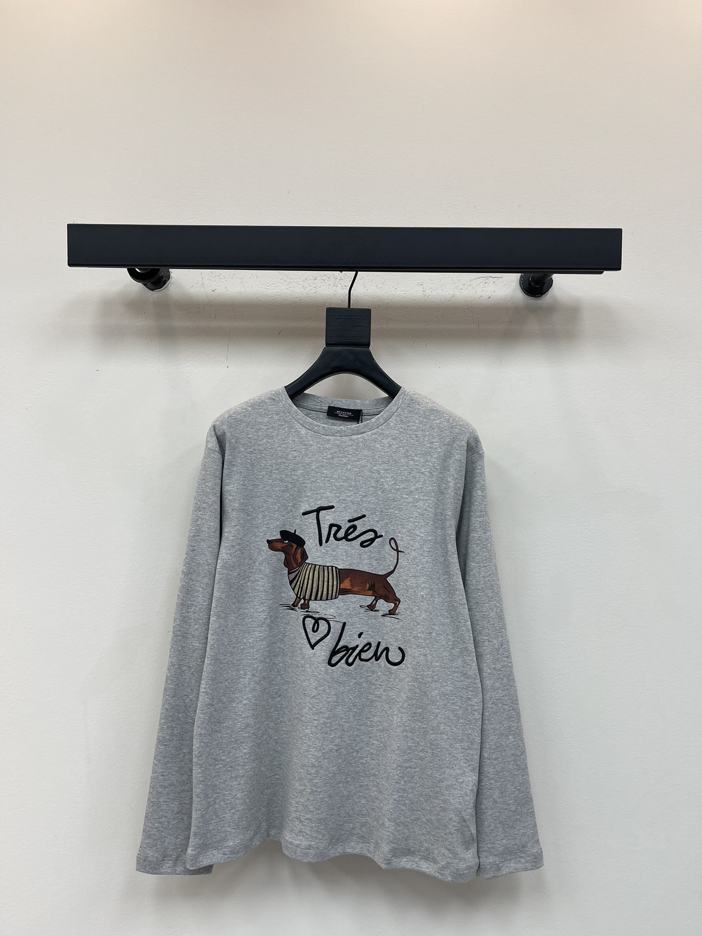 NO:546866,Weekend MaxMar*25 autumn and winter letter sausage dog embroidered long-sleeved T-shirt. The cotton feels soft and glutinous to the skin and is comfortable to wear. It is easy to wear~ The embroidery effect is amazing, and the overall pattern shows a three-dimensional texture and is more detailed and dense!  A versatile one for thousands of years!  The skin-friendly cotton texture is super comfortable and comfortable on the upper body!  The lazy and casual feel is beautiful no matter how you wear it. The perfect combination of high quality and high craftsmanship is a perfect combination of this style, which is simple and stylish when worn in a jacket, and it shows off your clothes!  SML, Jackets & coats,tees,t-shirt,alexander wang19860909Weekend MaxMar*25秋冬字母香肠狗刺绣长袖T恤衫.全棉手感软糯贴肤舒适 穿着随意轻松~胸前定位缝制刺绣效果惊艳,整体图案呈现立体感走线更细致更密！万年百搭！亲肤感超棒的棉质亲肤质地,上身超级舒服！慵懒休闲感,怎么穿都好看啊.高品质和高工艺的完美融合,这种款款式人手必入没商量简约有型 搭在外套里很显衣品哦！ SML,,jackets & coats,tees，t-shirt,alexander wang,Women's clothing