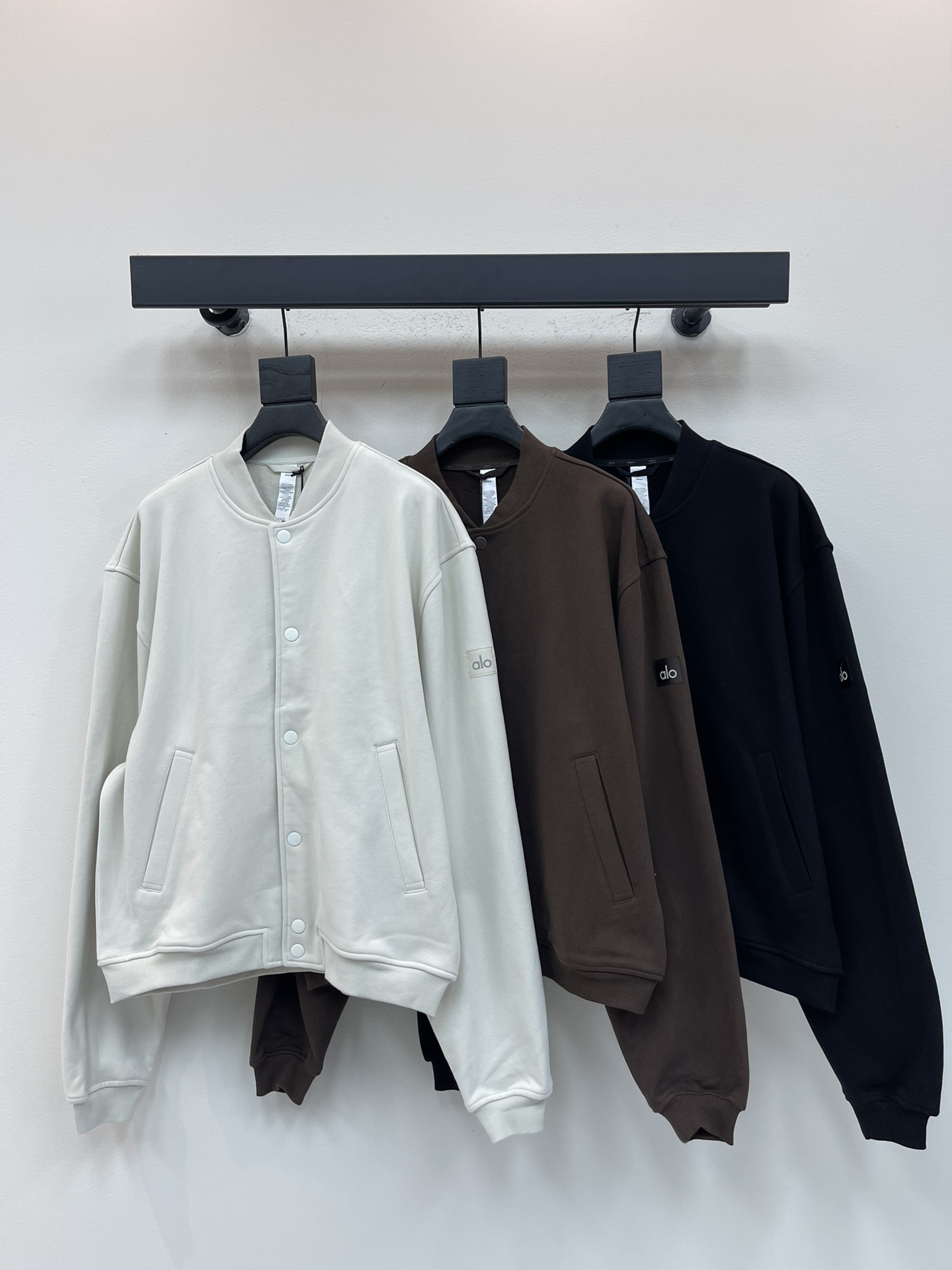 NO:546807,Alo*25 new baseball jacket jacket, high-quality fabric, stiffness and texture, Korean loose style, alo reflective logo, details are in place, yb consistent style and cut, super cover flesh to make you look slim, with a sense of high-end, academic-style age-reducing outfits, various combinations show elegance and dignity, a jacket that makes you look slim at all, not picky at all, same style for men and women, super recommended SML, Jackets & coats, jackets & coats, alexander wang19860909Alo*25新款棒球服夹克外套 高克重面料挺度质感都在线 韩版宽松版型 袖臂alo反光logo 细节都到位 yb一致的版型和裁剪 上身超级遮肉显瘦 自带高级感 学院派减龄穿搭 各种搭配尽显优雅端庄气质 狠狠显瘦的一件外套 完全不挑人哦 男女同款 超级推荐 SML,,jackets & coats,jackets & coats,alexander wang,Women's clothing