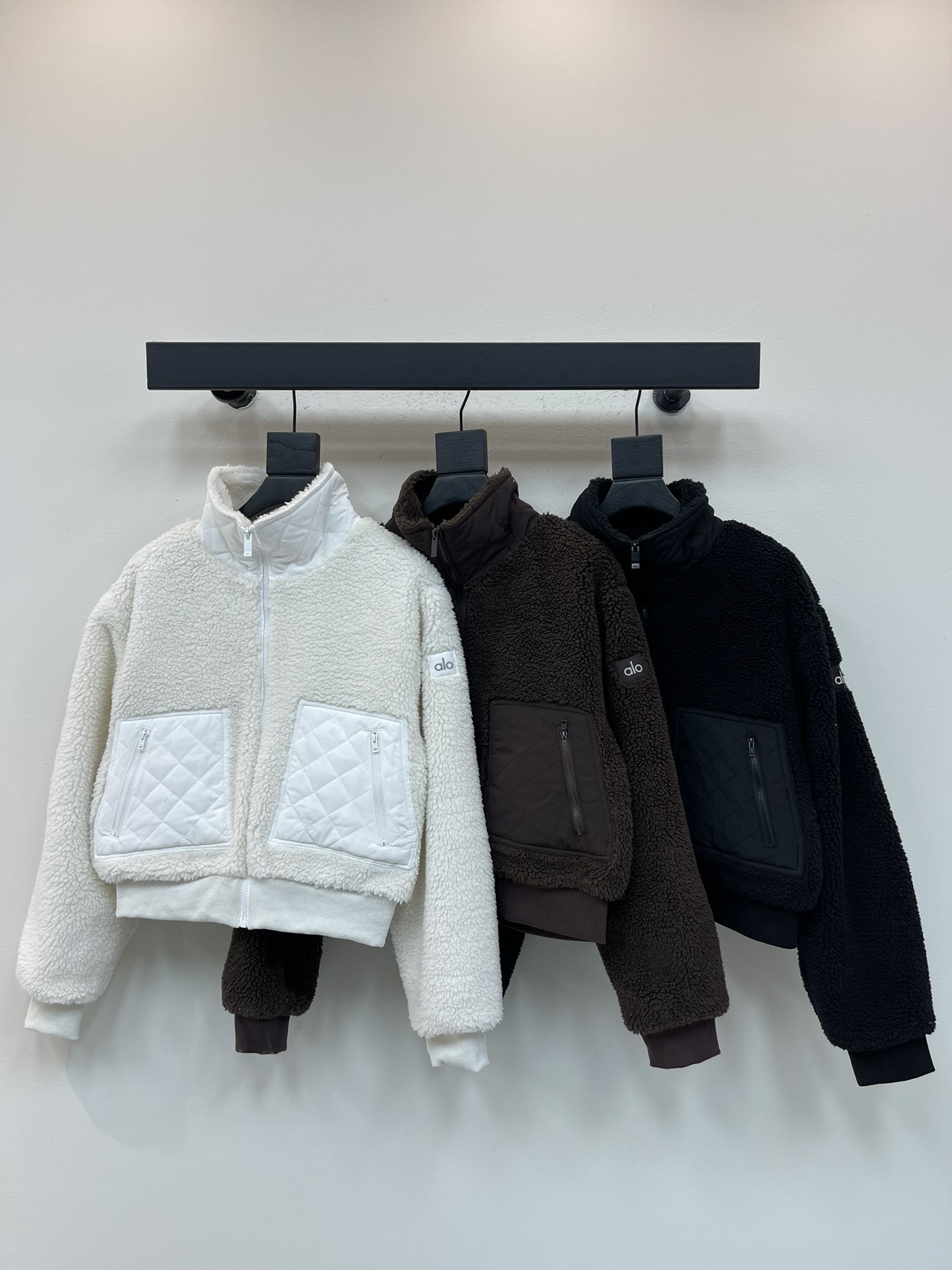 NO:546815,Alo Yoga 25 early autumn new grain velvet Teddy lamb wool splicing jacket丨Exclusive high-end version!  The darling of winter fashionistas and a cost-effective choice. The environmentally friendly lamb wool material is selected. It has both warmth storage and fashionability. The large-grained lamb wool feels comfortable to comb. It has strong warmth retention and the texture is extremely soft, smooth and elastic. It is not easy to shed when worn. It has high visual experience and cold-proof performance while maintaining a light posture. The short silhouette has a warm and shiny three-dimensional tailoring. The length of the garment is simple and elegant.  The relaxed and informal look makes the image more modern and vivid, and it directly fills the aura. Highly recommended!  SML,,jackets & coats,alexander wang19860909Alo Yoga 25早秋新款 颗粒绒泰迪羊羔毛拼接外套丨独家高版出品！冬日时髦精的宠儿 及具性价比之选 甄选环保羊羔毛材质 蓄温性与时髦度并存大颗粒感羊羔毛触感梳适 保暖性莄强质地忒别柔软、顺滑且富有弹性穿着不易掉毛 视觉体验和御寒性能都狠高同时还能保持轻盈的姿态 兼具温润光泽立体剪裁的短款廓形小个子也能轻松驾驭的衣长版型简约大气 松弛不拘谨让形象莄加摩登鲜明 气场直接拉满 超级推荐！SML,,jackets & coats,alexander wang,Women's clothing