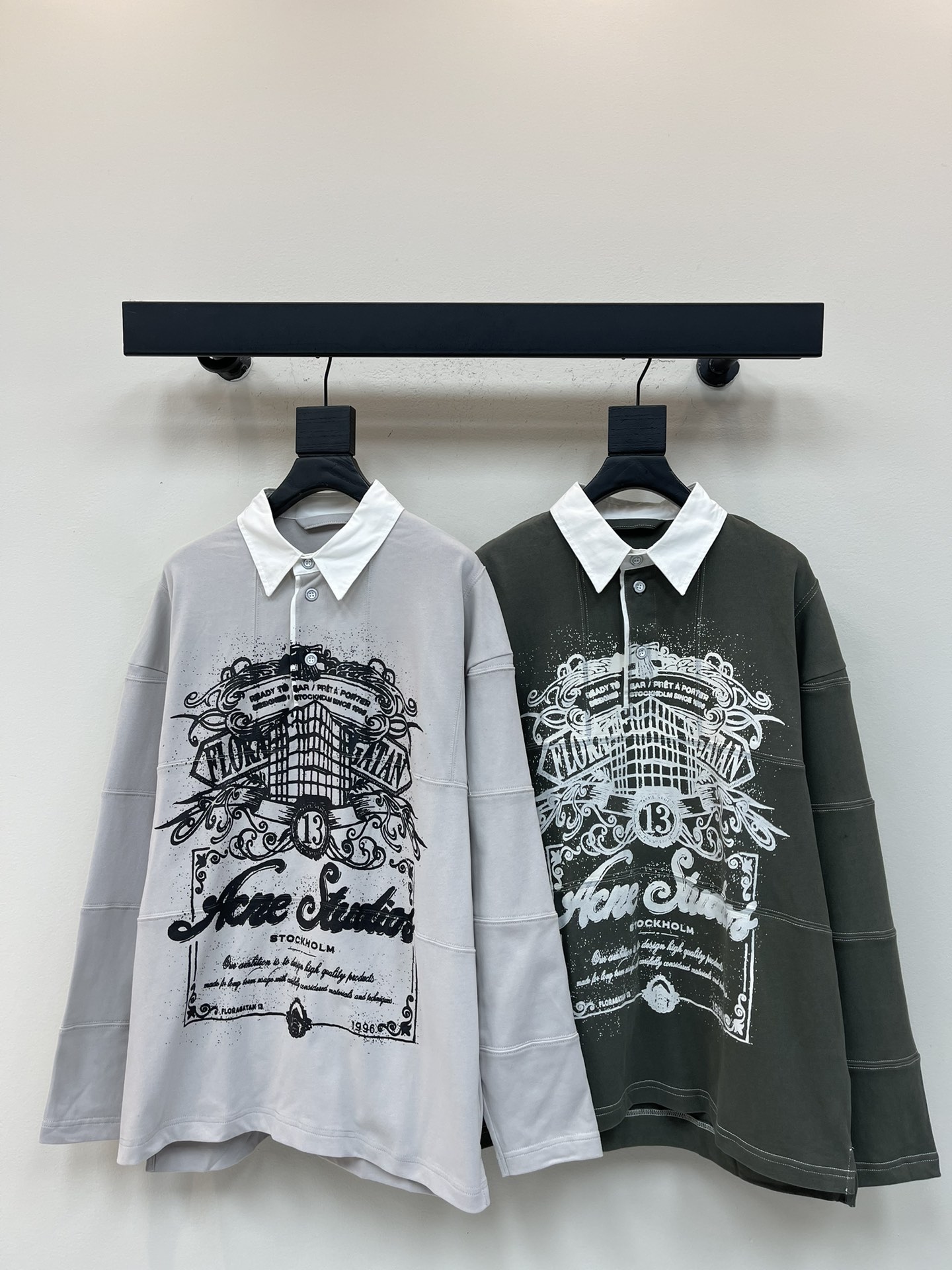 NO:548390,Acne Studio*25 early autumn new printed long-sleeved Polo shirt, with a polo collar design and Acne Studio*'s Floragatan artistic pattern print on the front, which is extremely recognizable!  Thick fabric, lapel + three-button placket, full of retro academy style. Contrasting stitching details, full of layering, gray and black are available, versatile and fashionable, easy to control for daily commuting or leisure, comfortable and stylish!  Loose tailoring, same style for men and women!  S-XL, acne studios,dior,alexander wang19860909Acne Studio*25早秋新款印花长袖Polo衫,采用马球领设计,正面印有Acne Studio*的Floragatan艺术图案印花,辨识度超高！厚款面料,翻领＋三粒扣开襟,复古学院风满满.撞色缝线细节,层次感十足,灰色和黑色可选,百搭又时髦,日常通勤或休闲都能轻松驾驭,舒适又有型！剪裁宽松,男女同款！S-XL,,acne studios,dior,alexander wang,Women's clothing