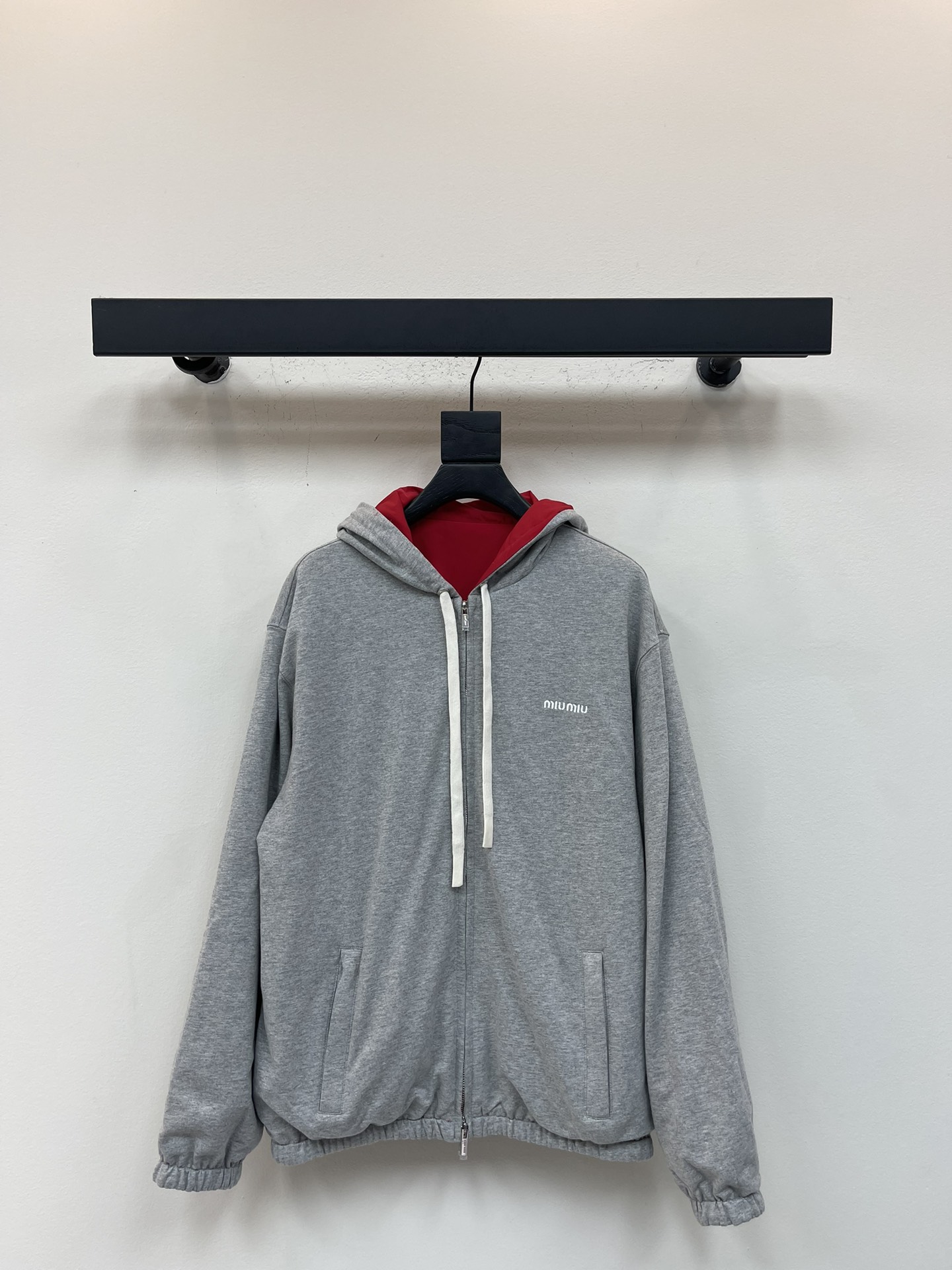 NO:546864,Miumi*25 early autumn new hooded jacket with two sides. Customized YB twill cotton, environmentally friendly recycled nylon material, comfortable and breathable, crisp and stylish. Double-sided wearable, hooded zipper jacket cut, one side is light gray, and one side is nylon red and blue. The style is fashionable and casual, the chest is decorated with an iconic letter logo, and the brand style is instantly improved. Rich visual effects are more fashionable, the silhouette is loose and slim, and the drawstring is more personalized and casual, adding a sense of styling, and the matching is simple and high-end. The indispensable outfit guide for autumn and winter is loose and fashionable. The same style for men and women!  SML, miumiu, jackets & coats,hats,alexander wang19860909Miumi*25早秋新款两面穿连帽外套.定制YB斜纹全棉环保再生尼龙材质,舒适透气,挺括有型.双面可穿,连帽拉链外套裁剪,一面棉质浅灰一面尼龙红兰两色可选.风格时髦休闲,胸前饰以标志性字母徽标,品牌格调瞬间提升.丰富视觉效果更显时髦,廓形宽松版型显瘦松弛,抽绳更显个性休闲,增加造型感,搭配简约高级,秋冬必不可少穿搭指南,松弛时髦.男女同款！SML,,miumiu,jackets & coats,hats,alexander wang,Women's clothing