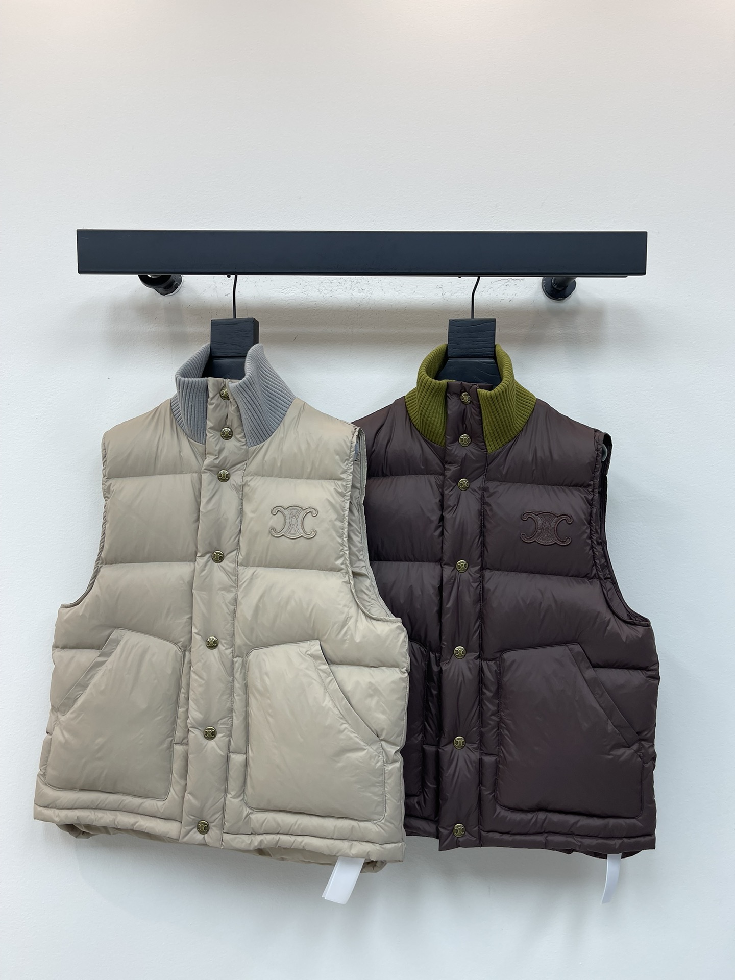 NO:546843,Celin*25 autumn and winter new threaded stand collar contrasting color cotton vest. Customized YB windproof and waterproof nylon material, down cotton filling inner lining, light and warm, oblique pocket vest style, elastic and tight by people. Rectangular embossing, threaded knit collar contrasting color, color fabric double collision, fashionable and stylish, the iconic Arc decorative logo on the chest is decorated, the placket and engraving echoes, running through the brand concept, integrating warmth and fashion, getting rid of the traditional bloated feeling, the first choice for layering in autumn and winter. SML, celine, down jacket, alexander wang19860909Celin*25秋冬新款螺纹立领撞色棉服马甲.定制YB防风防水尼龙材质,羽绒棉填充内里,整件轻盈保暖,斜插口袋马甲版型,松紧由人.长方格压纹,螺纹针织领撞色,色彩面料双重碰撞,时尚有型,胸前标志性凯旋门徽标作为装饰,襟扣印刻呼应,贯穿品牌理念,集保暖与时髦一体,摆脱传统臃肿感,秋冬叠穿首选.SML,,celine,down jacket,alexander wang,Women's clothing