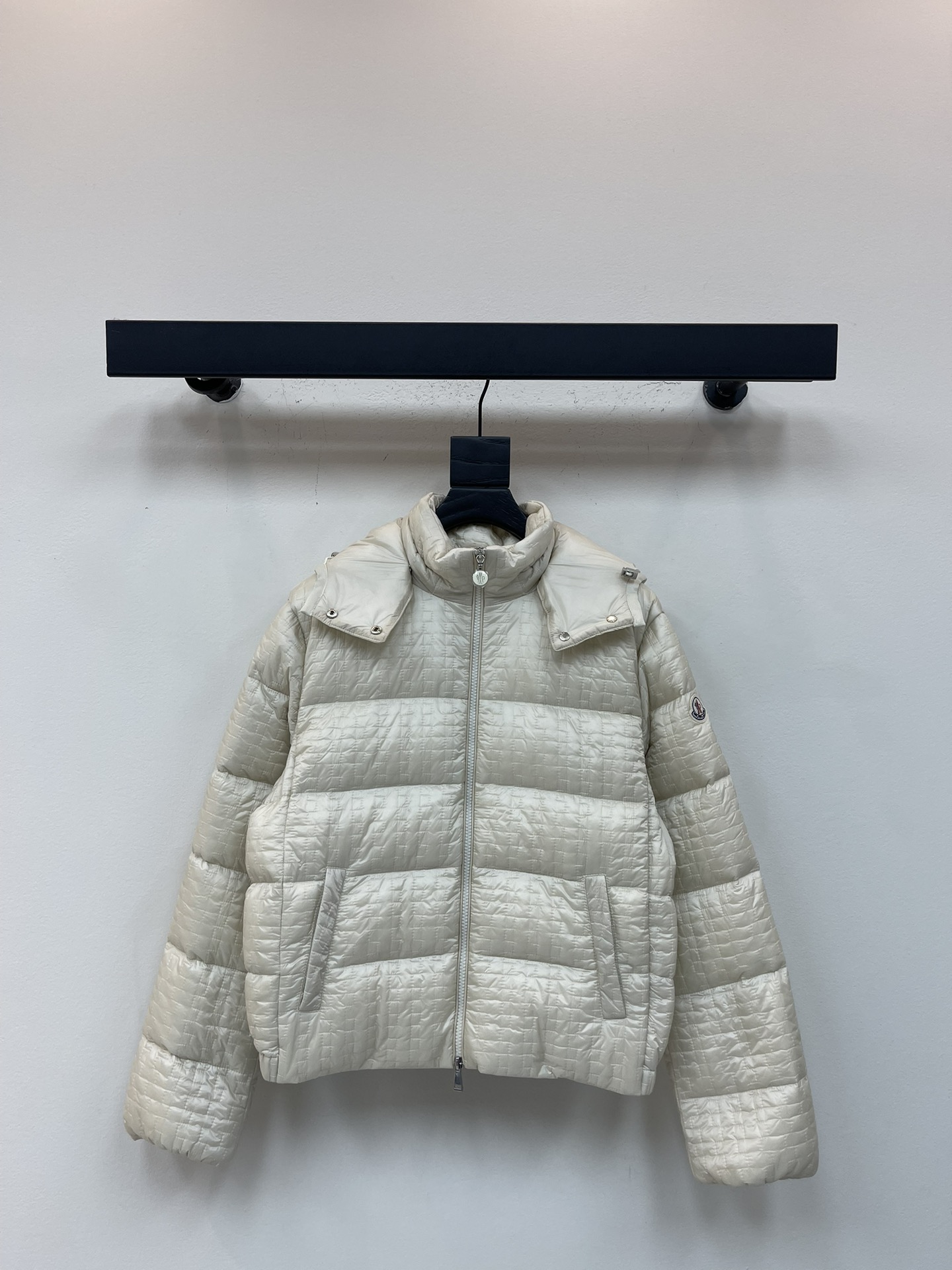 NO:547604,With dust bag Moncle* 25 Autumn and Winter New Hooded Down Jacket Jacket. Customized YB imported windproof and waterproof nylon material, its craftsmanship is restored, upgraded material, and improved the cold resistance function of autumn and winter. White goose velvet fills the inner part, the whole piece is light and warm, the torso is embossed with rectangular embossed, interspersed with concave and convex curved lines, superimposed zippers and pockets, the design is rich and varied, the iconic logo patch on the outside of the arm shows a low-key and high-end feeling, and the exquisite details can successfully get rid of dullness, integrating warmth and fashionable. Customized surface accessories. Accurate version Filling standard: National standard 90 velvet Filling: White goose velvet High version SML, Moncler, jackets & coats, down jacket, hats, alexander wang19860909配防尘袋Moncle*蒙口25秋冬新款连帽羽绒服外套.定制YB进口防风防水尼龙材质,其工艺还原,升级材质,提升秋冬御寒功能,白鹅绒填充内里,整件轻盈保暖,躯干采用长方格压纹,穿插点缀凹凸曲字形走线,叠加拉链和口袋层次碰撞,设计丰富多变,手臂外侧标志性徽标贴布点缀,彰显低调高级感,精致细节就能成功摆脱沉闷,集保暖与时髦一体.定制面辅料 认准版本 充绒标准:国标90绒 充绒物:白鹅绒 高版本 SML,,Moncler,jackets & coats,down jacket,hats,alexander wang,Women's clothing